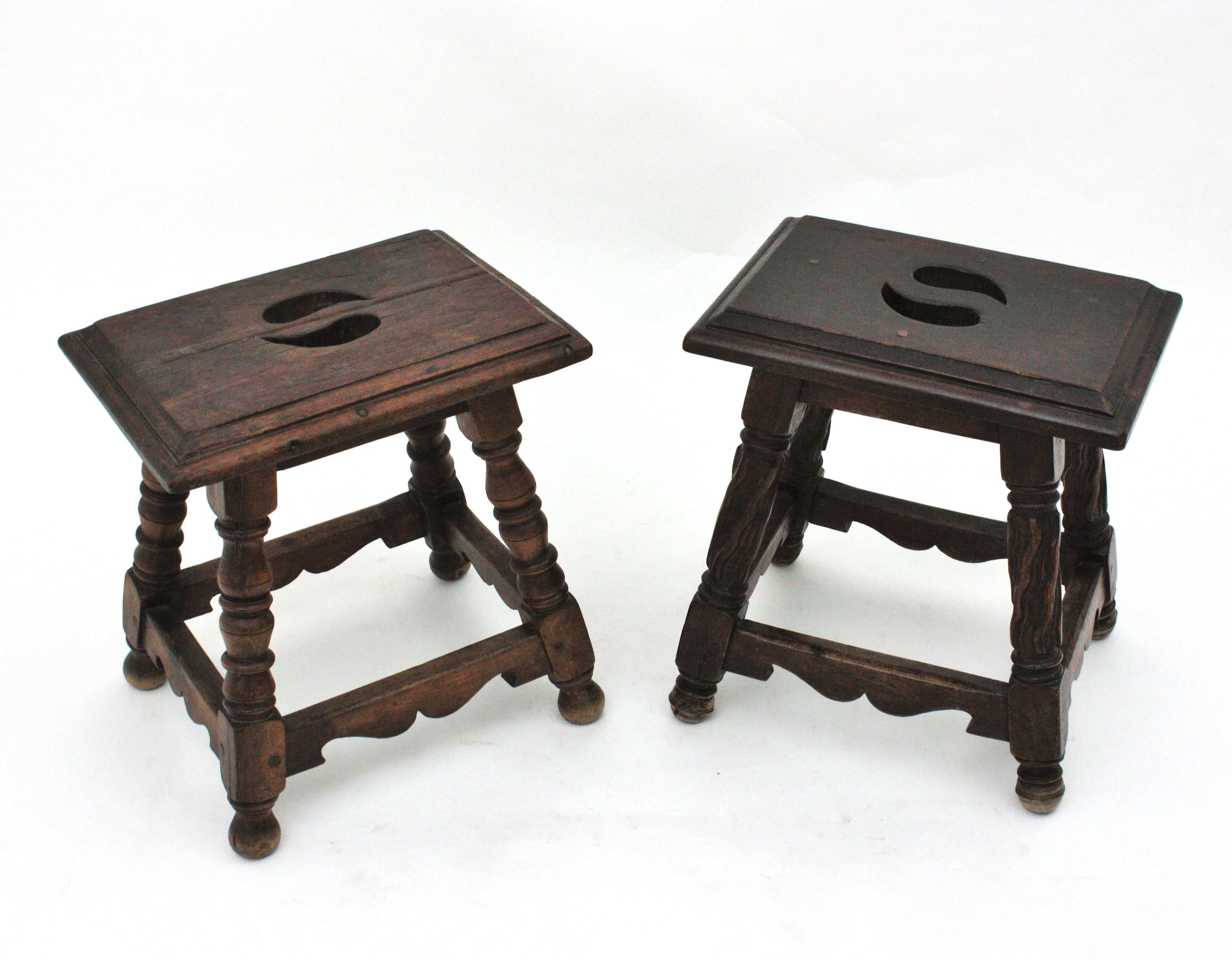 Pair of Spanish Colonial Side Tables / Stools in Carved Wood, 1940s In Good Condition For Sale In Barcelona, ES