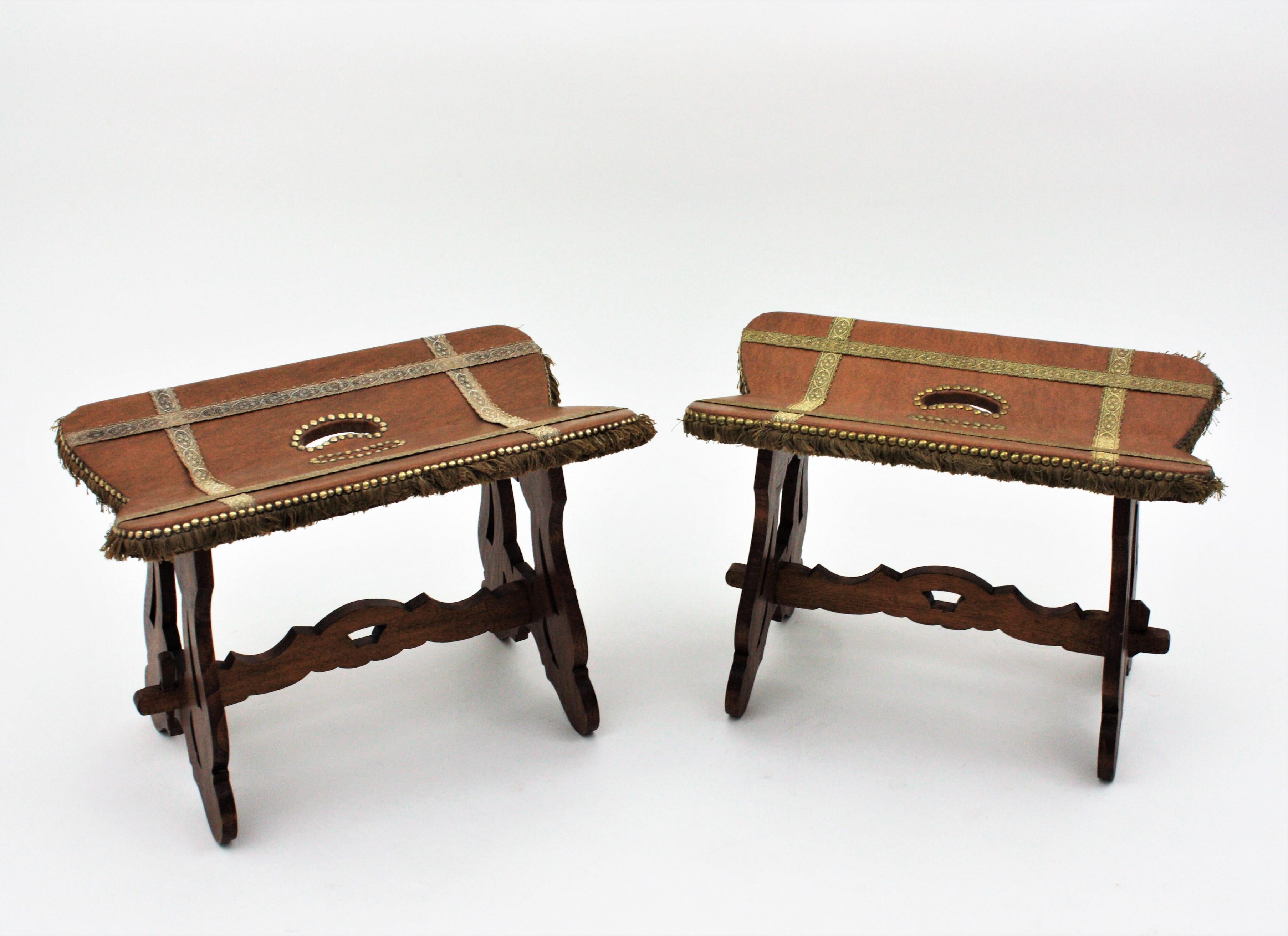 Pair of Spanish Stools in Wood and Leatherette, 1950s For Sale 3