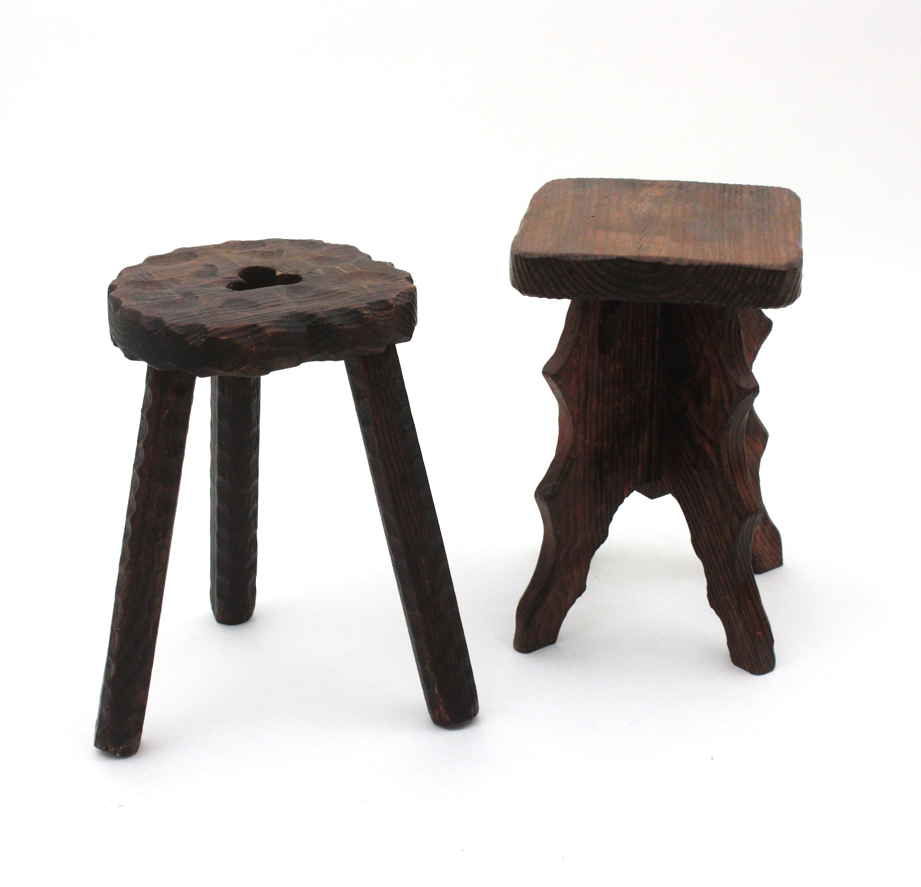 Pair of Spanish Colonial Stools / Side Tables in Carved Wood, 1940s In Good Condition For Sale In Barcelona, ES