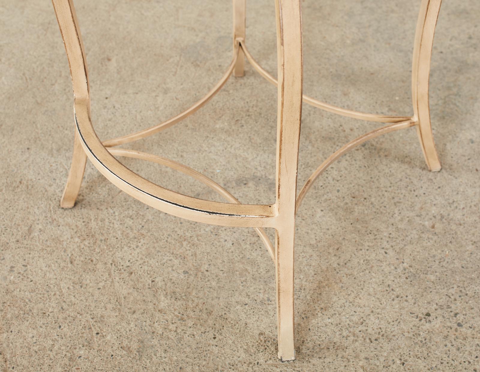 Paire de tabourets de bar de jardin de style colonial espagnol peint en vente 2