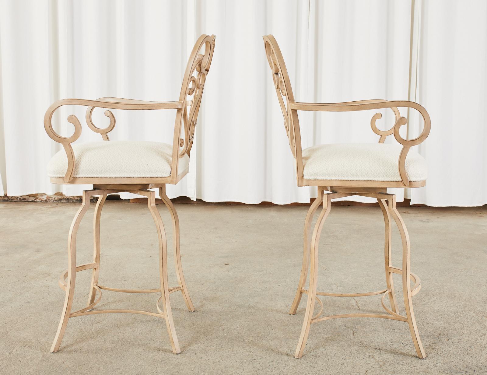Peint Paire de tabourets de bar de jardin de style colonial espagnol peint en vente