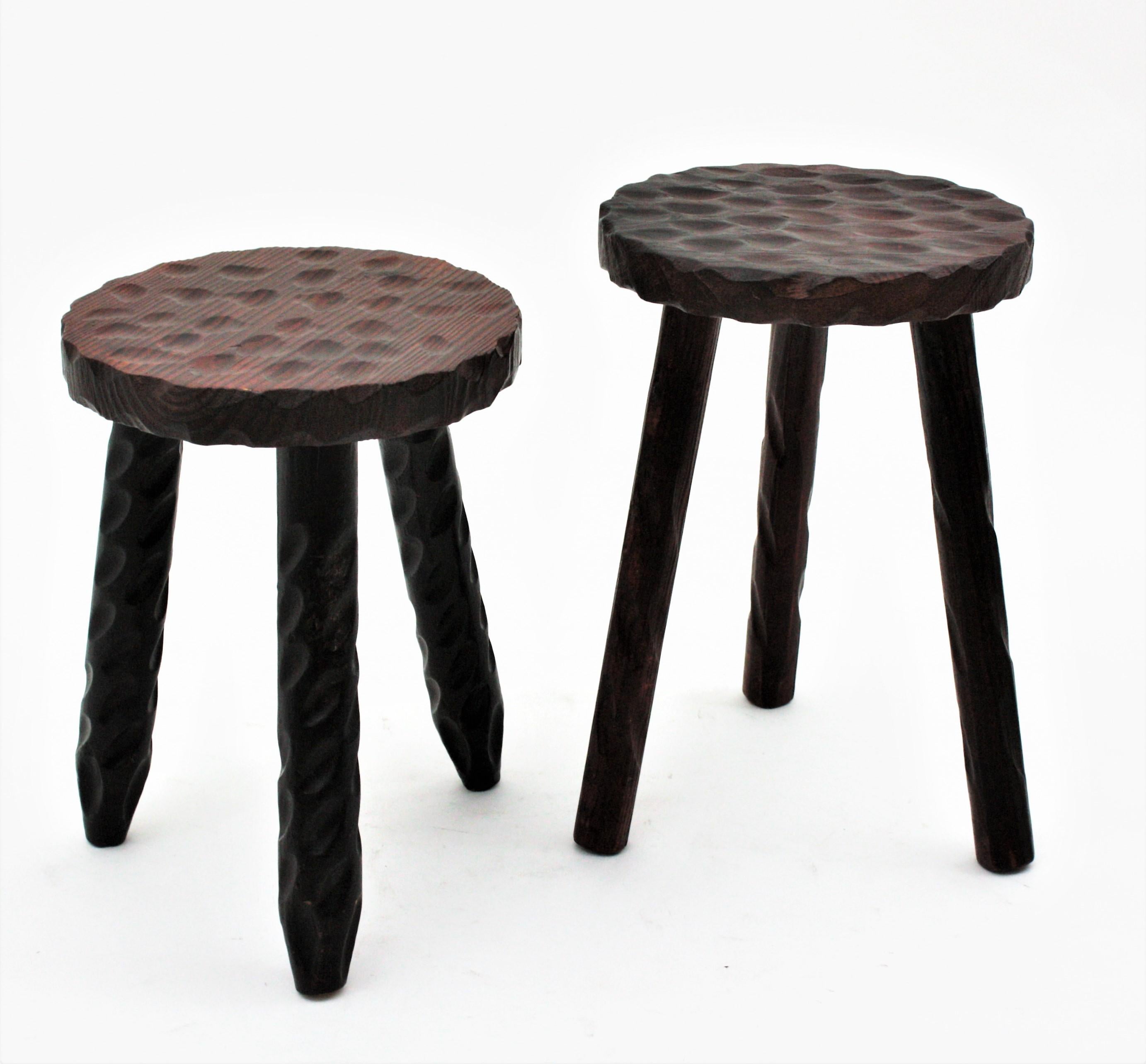 Hand-Crafted Pair of Spanish Colonial Tripod Stools in Carved Wood, 1940s For Sale