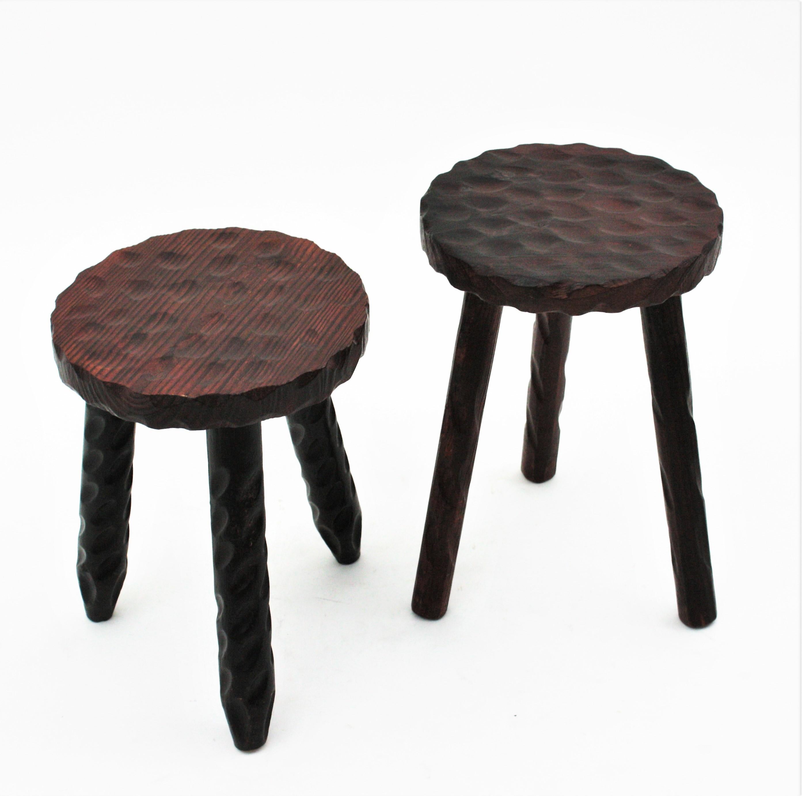 20th Century Pair of Spanish Colonial Tripod Stools in Carved Wood, 1940s For Sale
