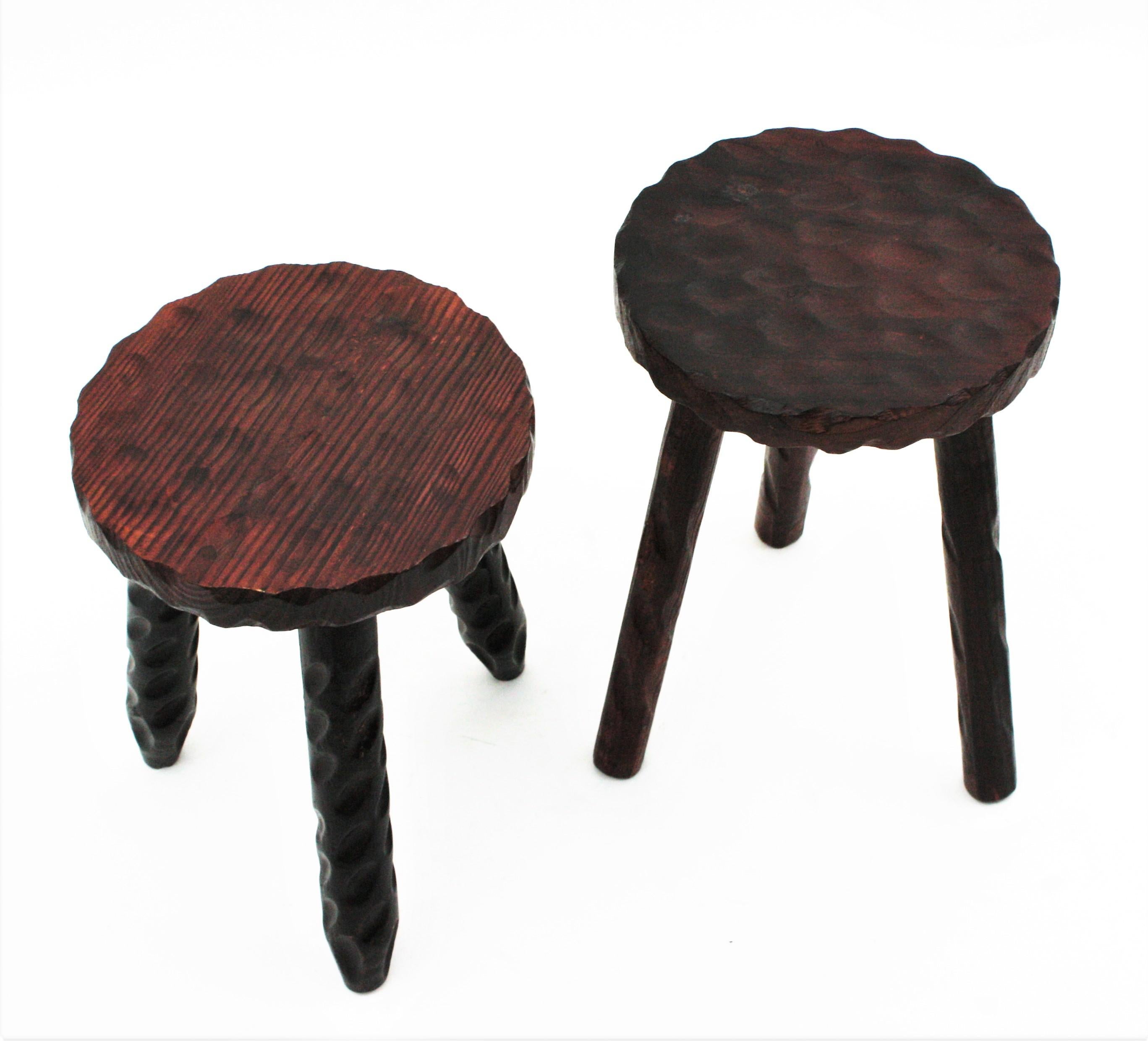 Leather Pair of Spanish Colonial Tripod Stools in Carved Wood, 1940s For Sale