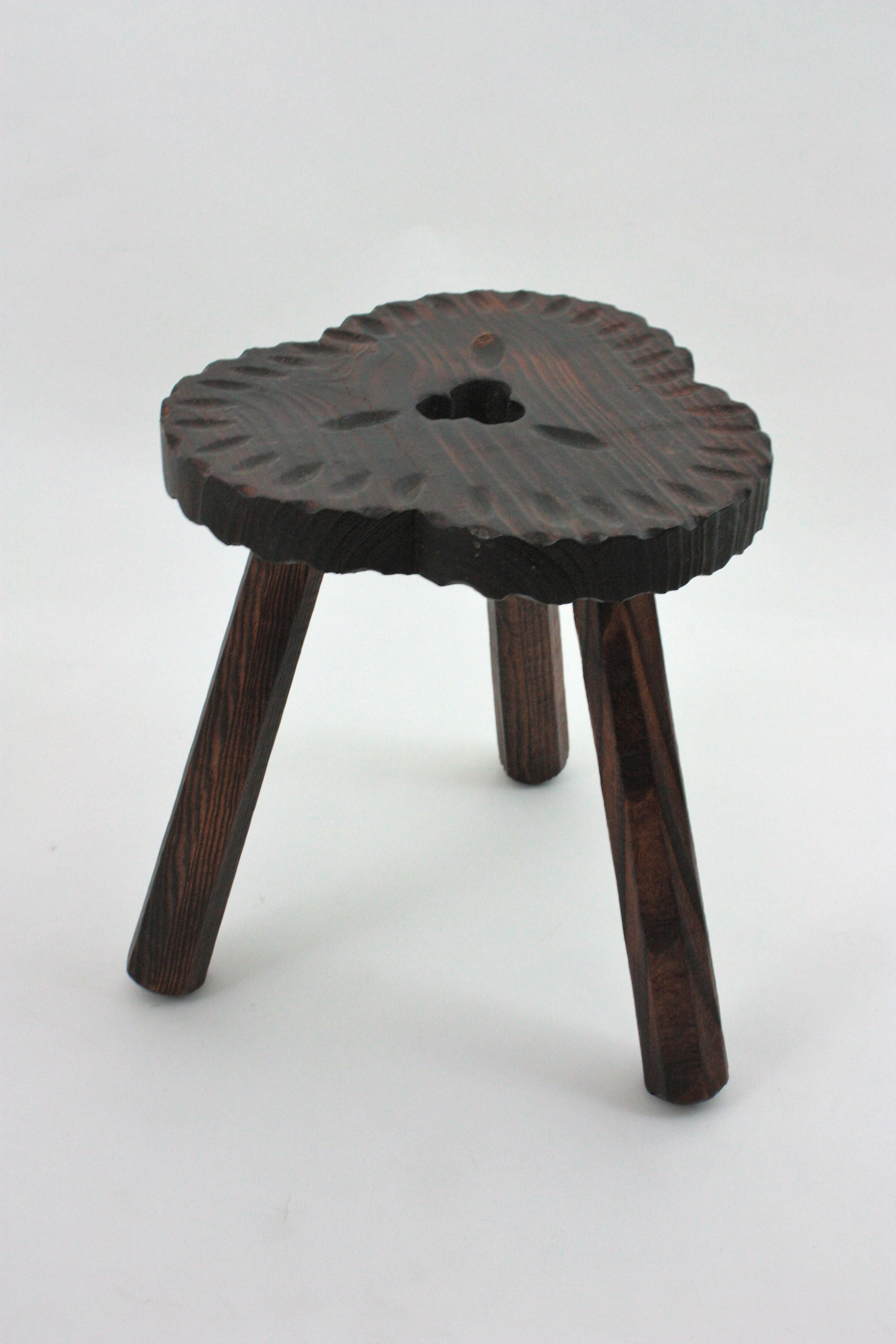 Paire de tabourets / tables d'appoint tripodes en bois sculpté de style colonial espagnol, années 1950 en vente 2