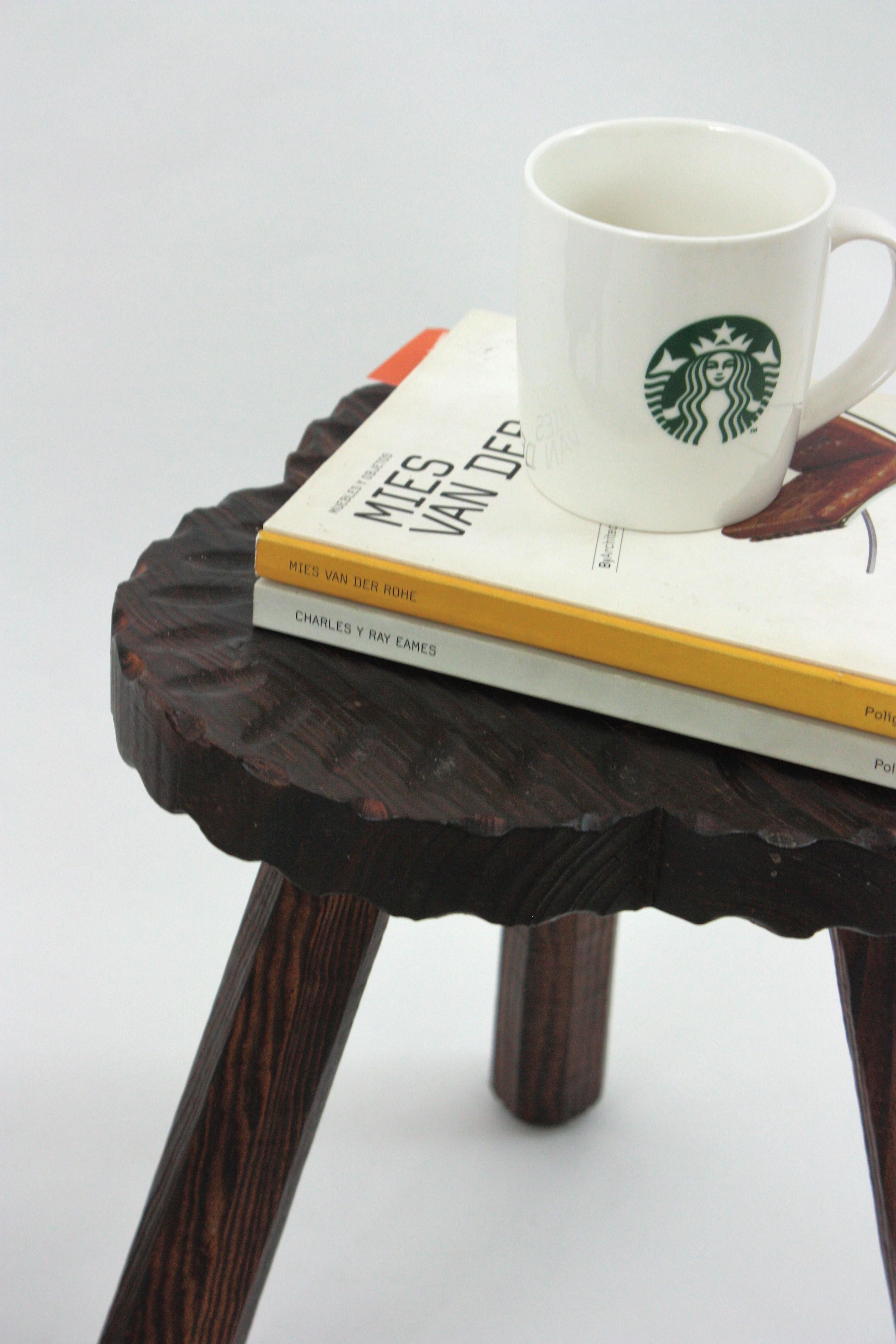 Paire de tabourets / tables d'appoint tripodes en bois sculpté de style colonial espagnol, années 1950 en vente 3