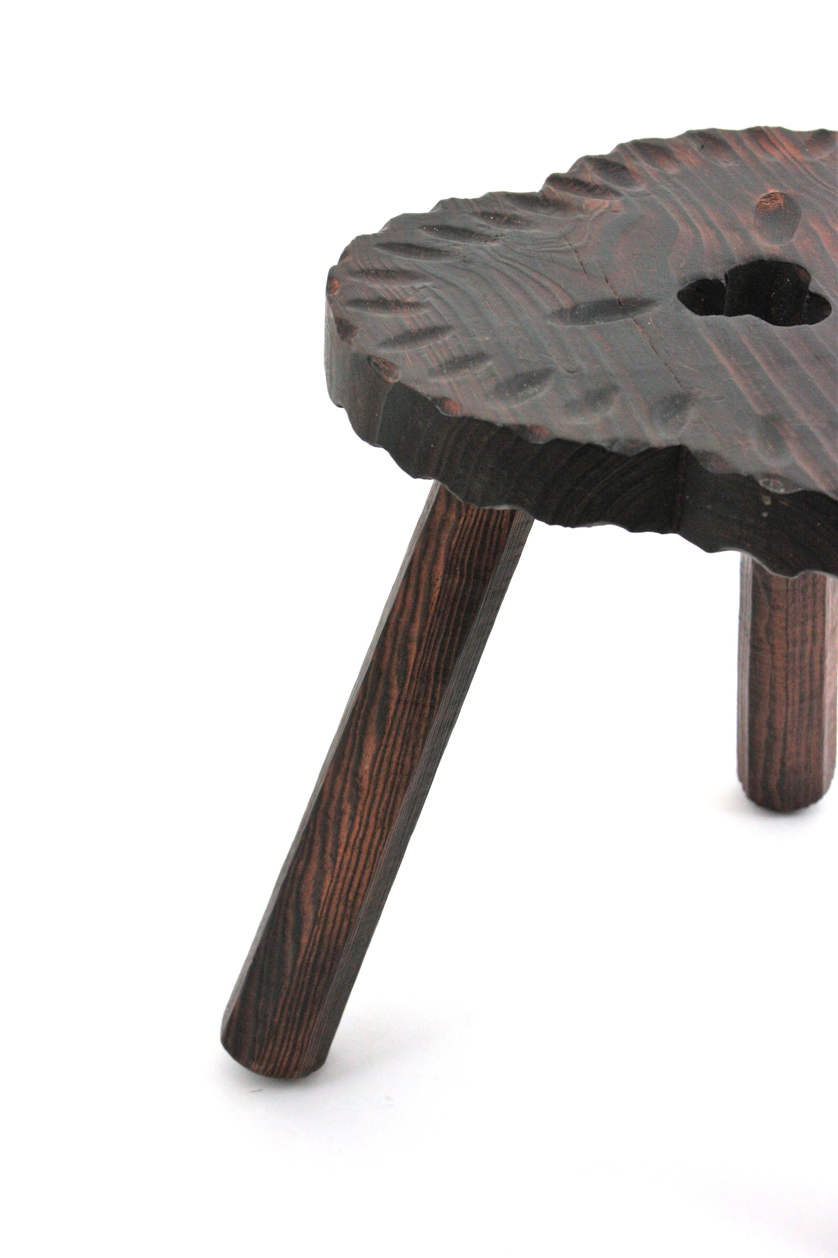 Paire de tabourets / tables d'appoint tripodes en bois sculpté de style colonial espagnol, années 1950 en vente 4