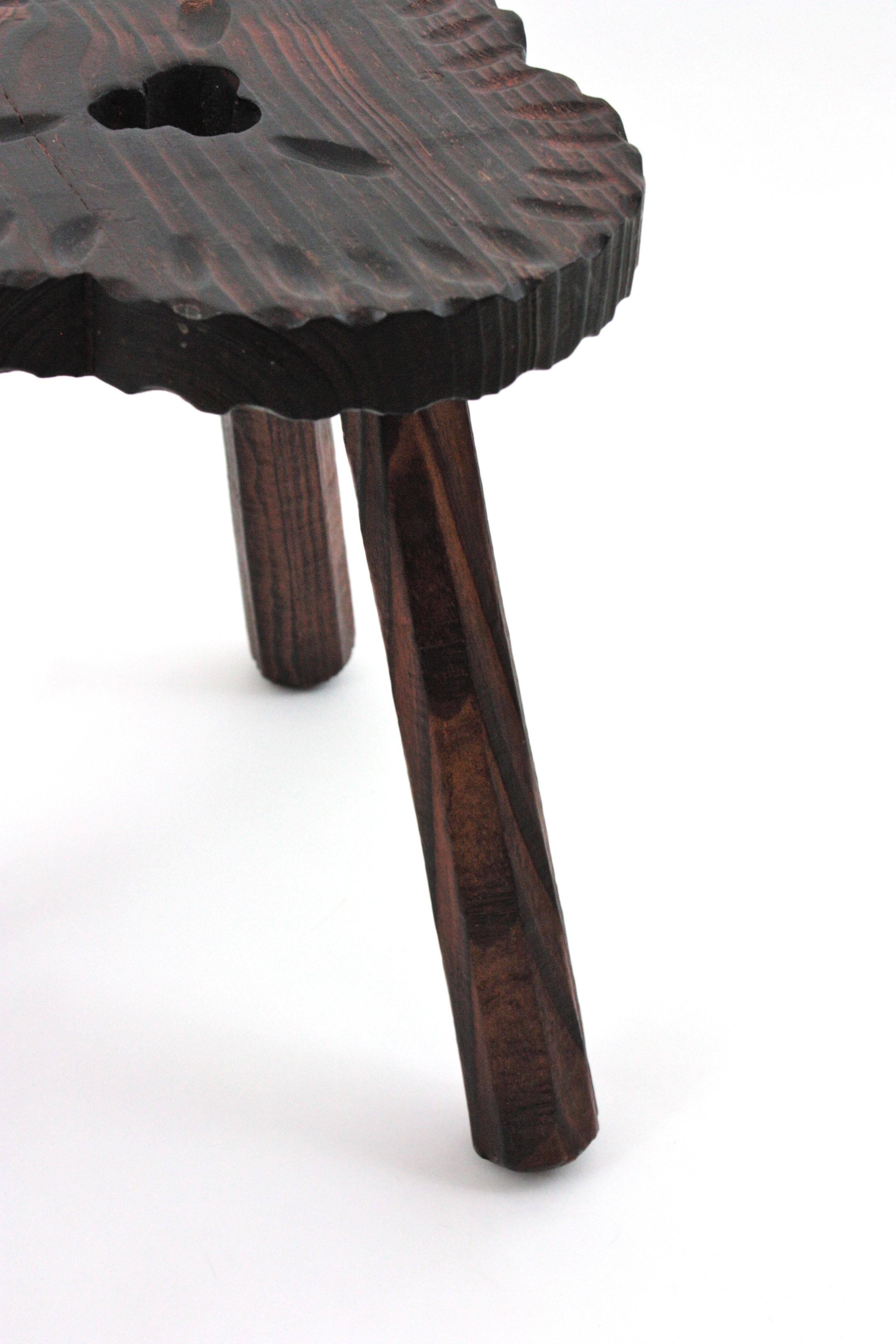 Paire de tabourets / tables d'appoint tripodes en bois sculpté de style colonial espagnol, années 1950 en vente 5