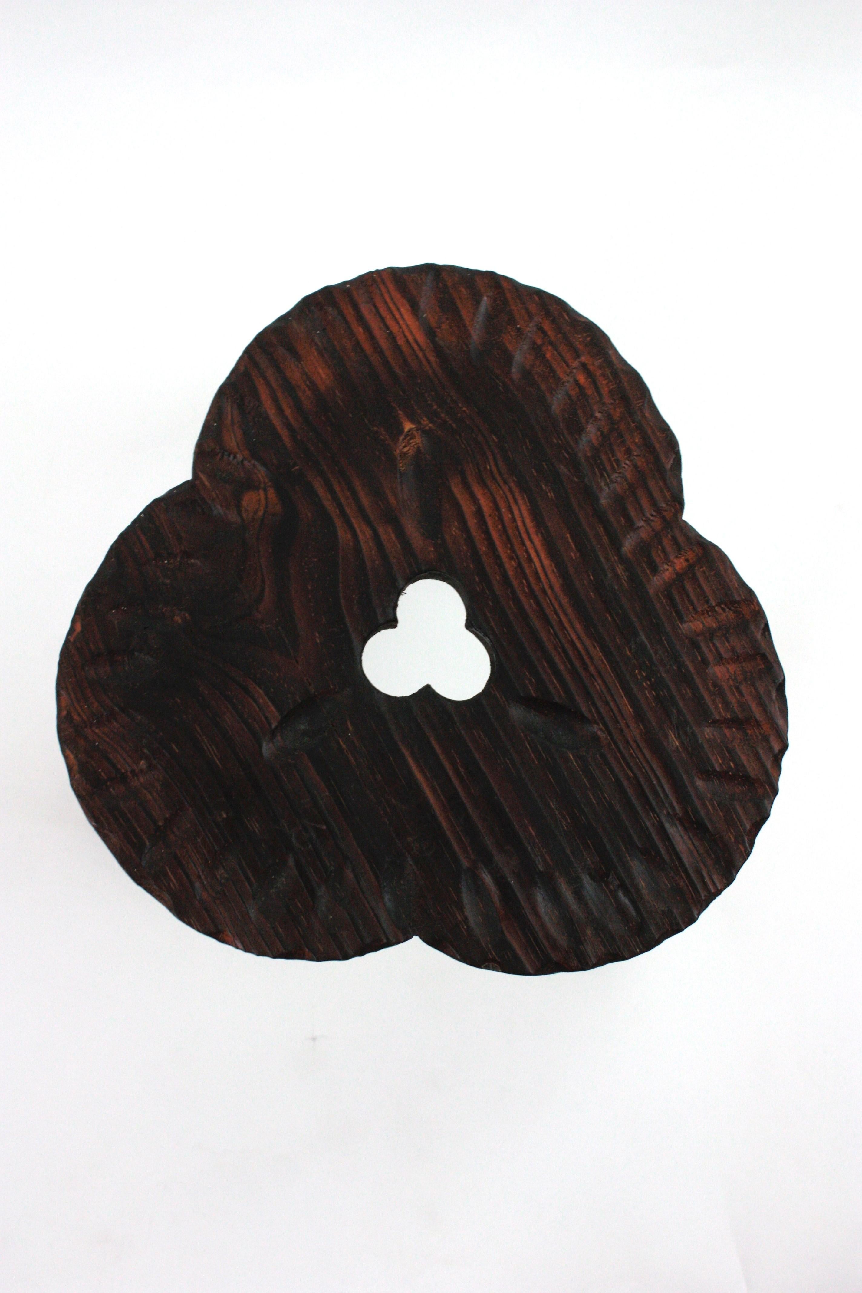 Paire de tabourets / tables d'appoint tripodes en bois sculpté de style colonial espagnol, années 1950 en vente 6