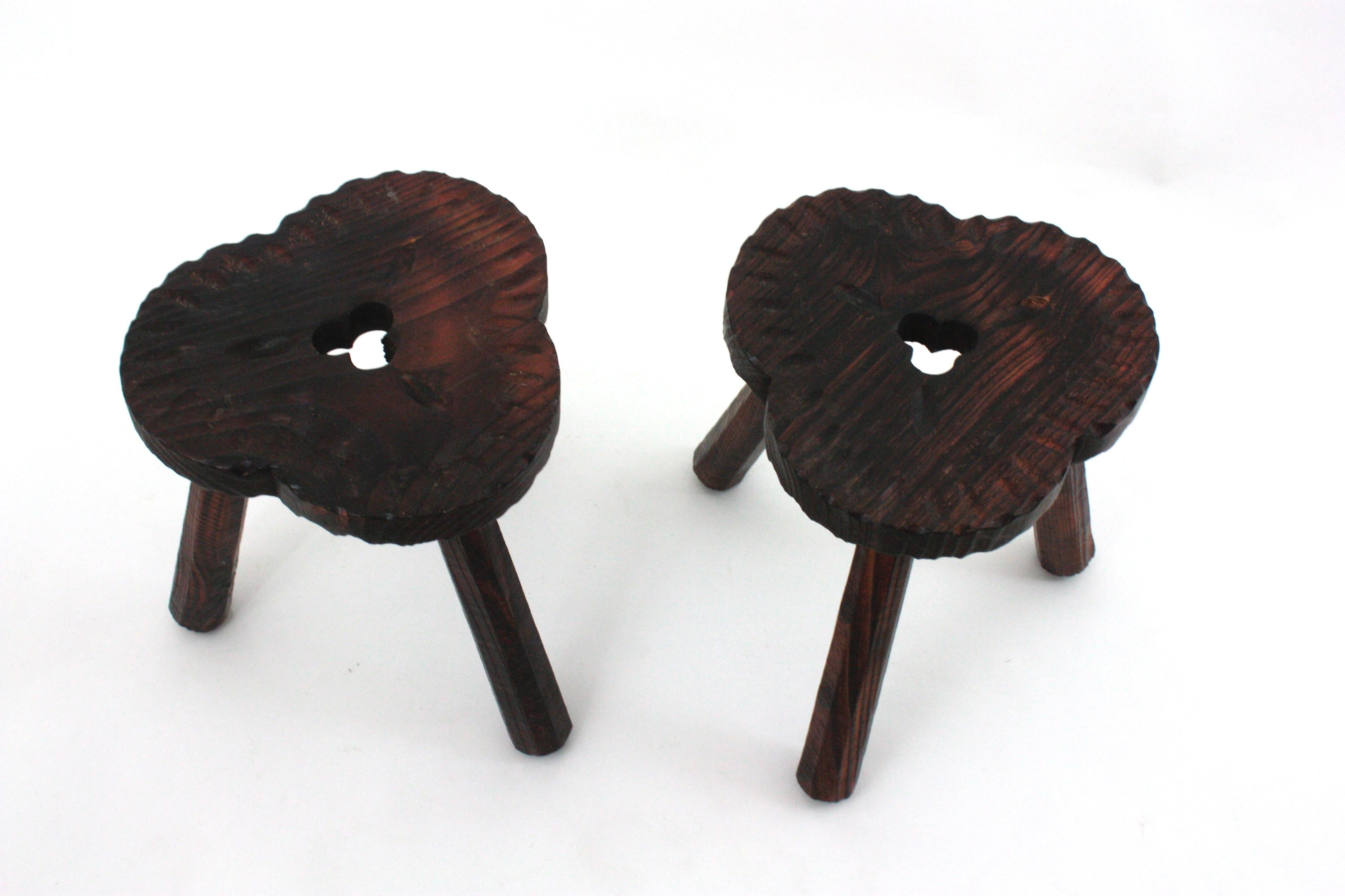 Paire de tabourets / tables d'appoint tripodes en bois sculpté de style colonial espagnol, années 1950 en vente 7