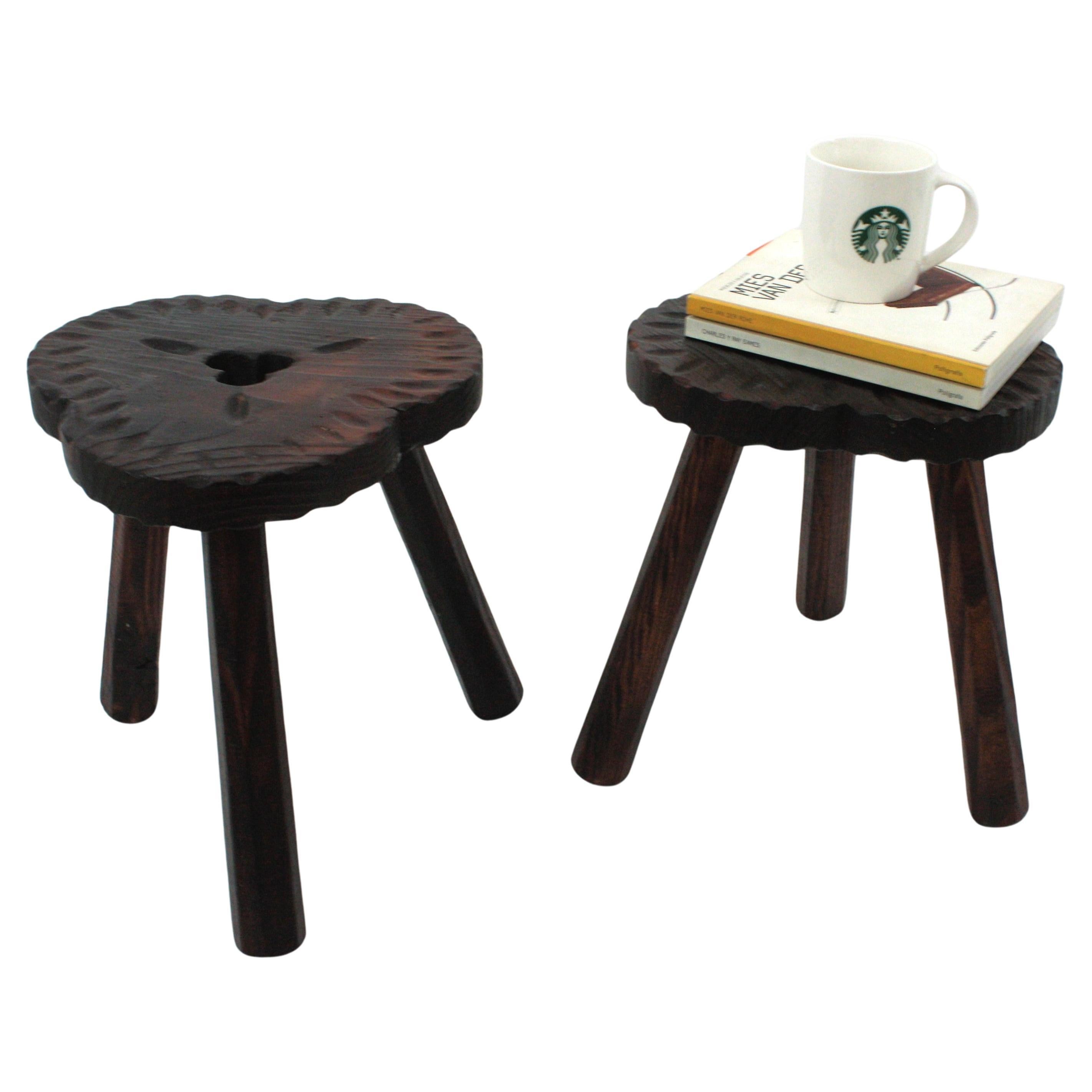 Tabourets tripodes ou petites tables d'appoint en bois sculpté, Espagne, années 1940-1950
Les dessus sont ornés d'accents sculptés festonnés et d'un trèfle à trois feuilles sculpté. Ils se dressent sur d'épais pieds en bois.
Ces tabourets ont une