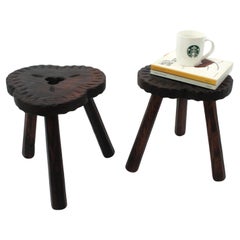 Paire de tabourets / tables d'appoint tripodes en bois sculpté de style colonial espagnol, années 1950