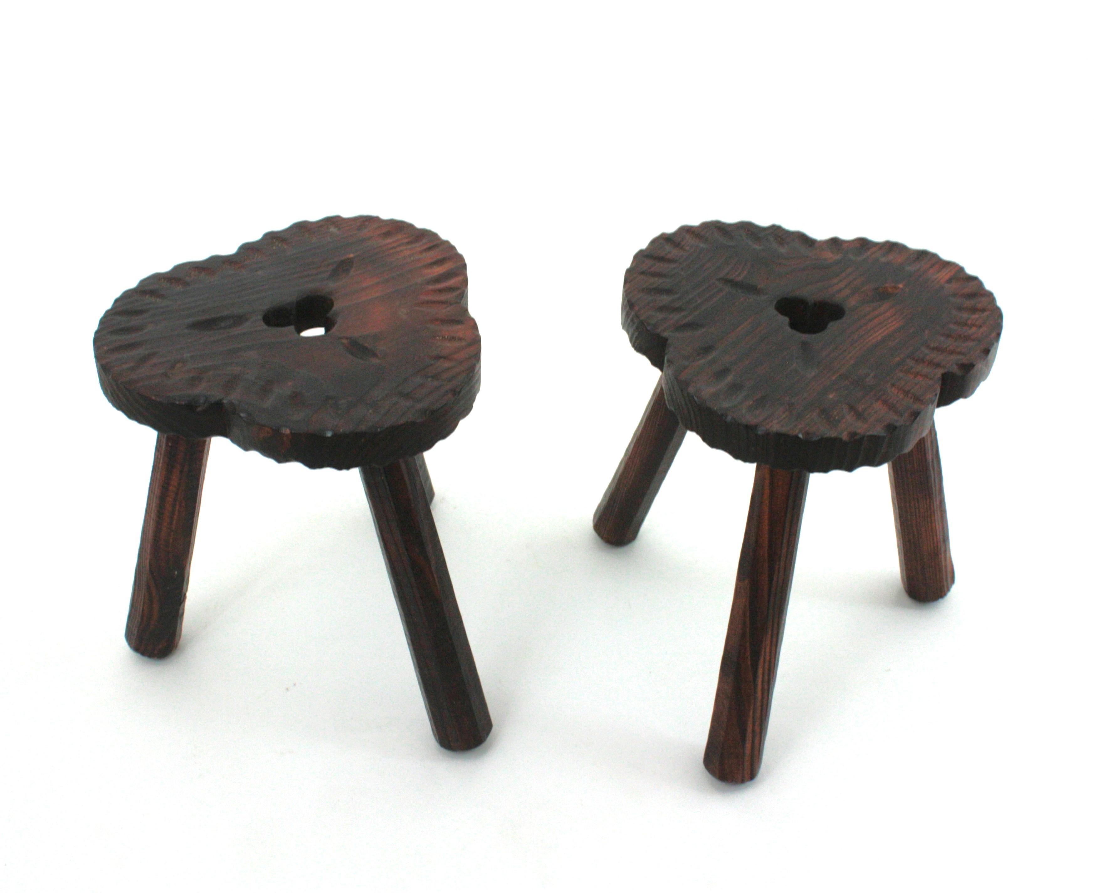 Colonial espagnol Paire de tabourets / tables d'appoint tripodes en bois sculpté de style colonial espagnol, années 1950 en vente