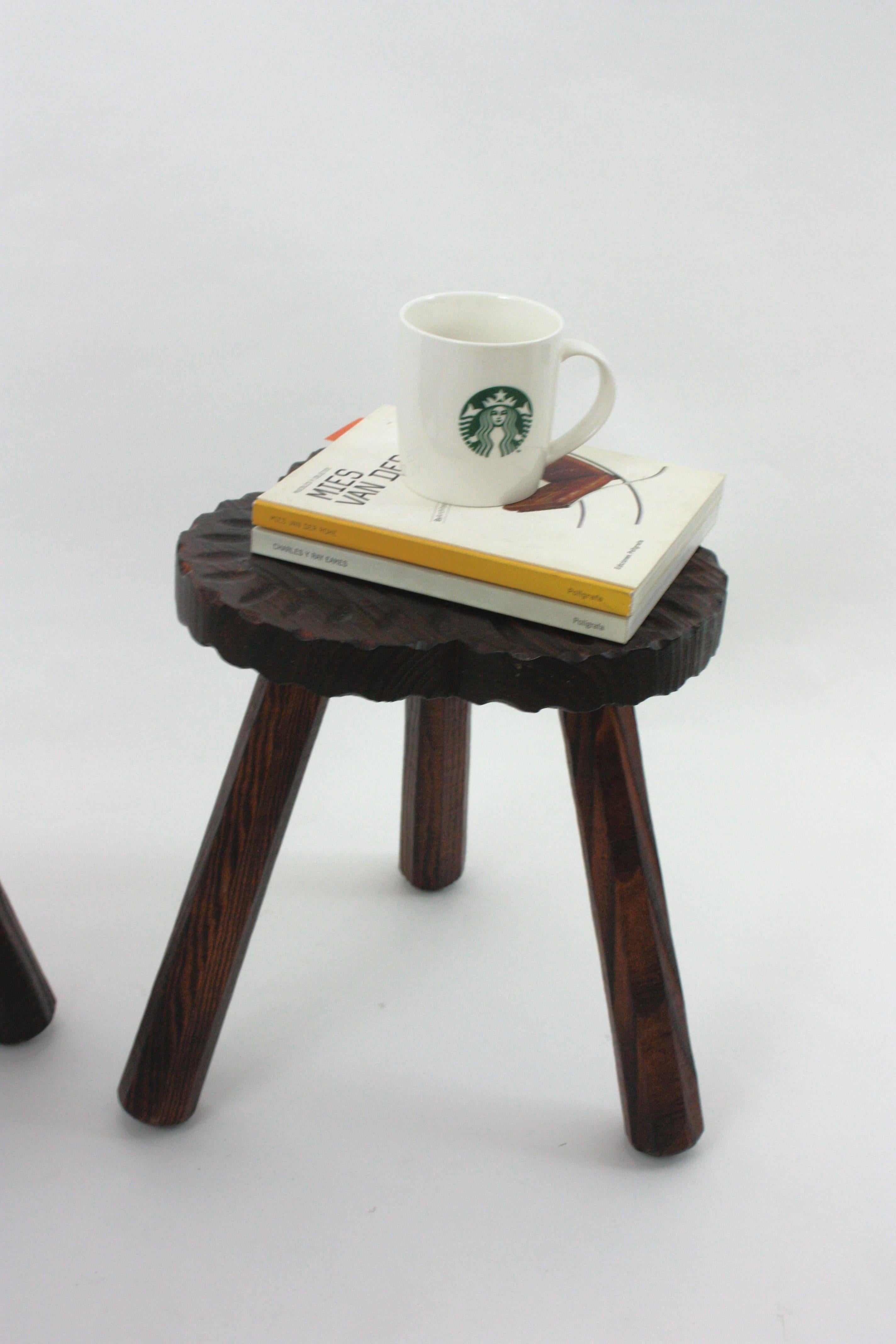 Espagnol Paire de tabourets / tables d'appoint tripodes en bois sculpté de style colonial espagnol, années 1950 en vente