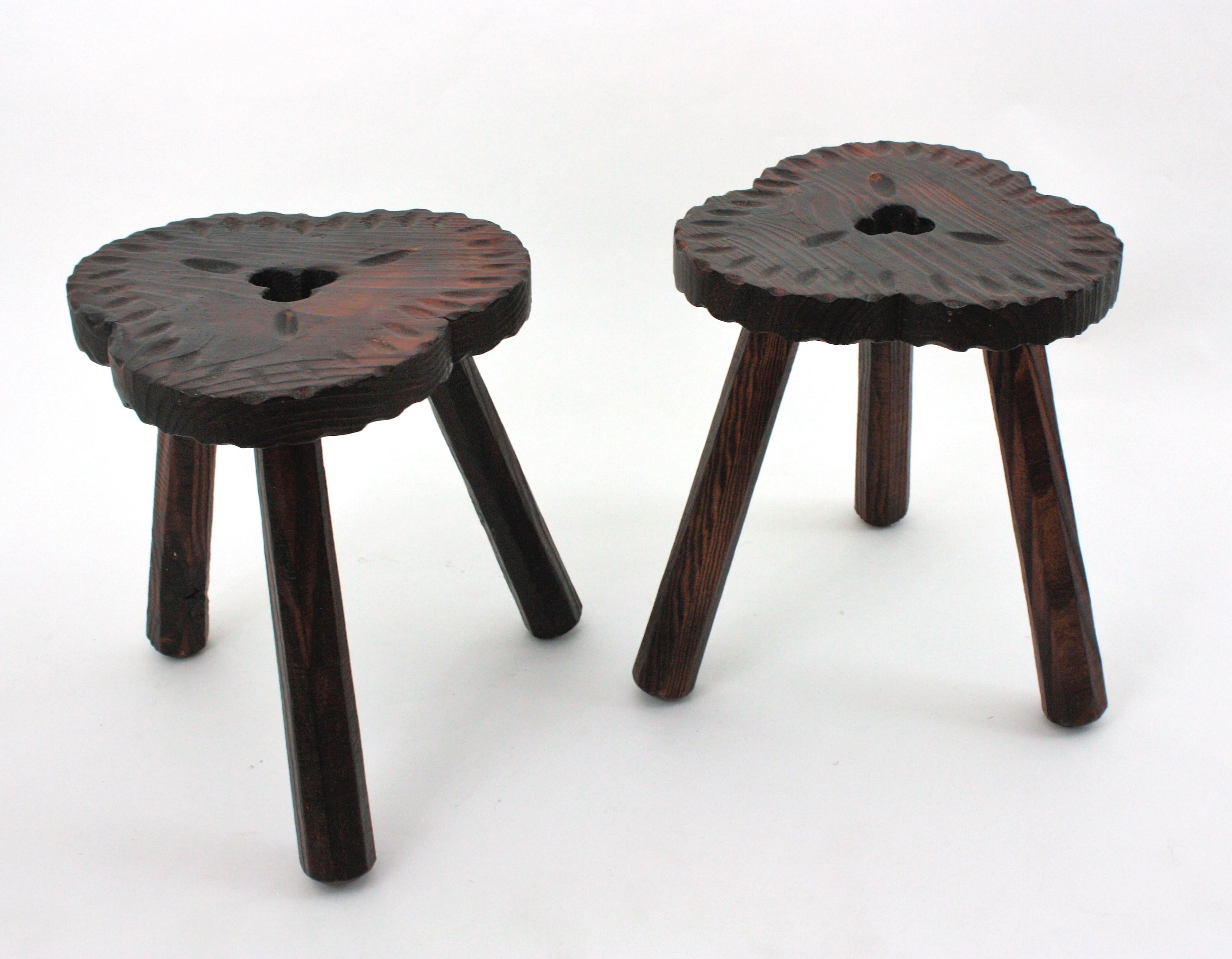 Fait main Paire de tabourets / tables d'appoint tripodes en bois sculpté de style colonial espagnol, années 1950 en vente