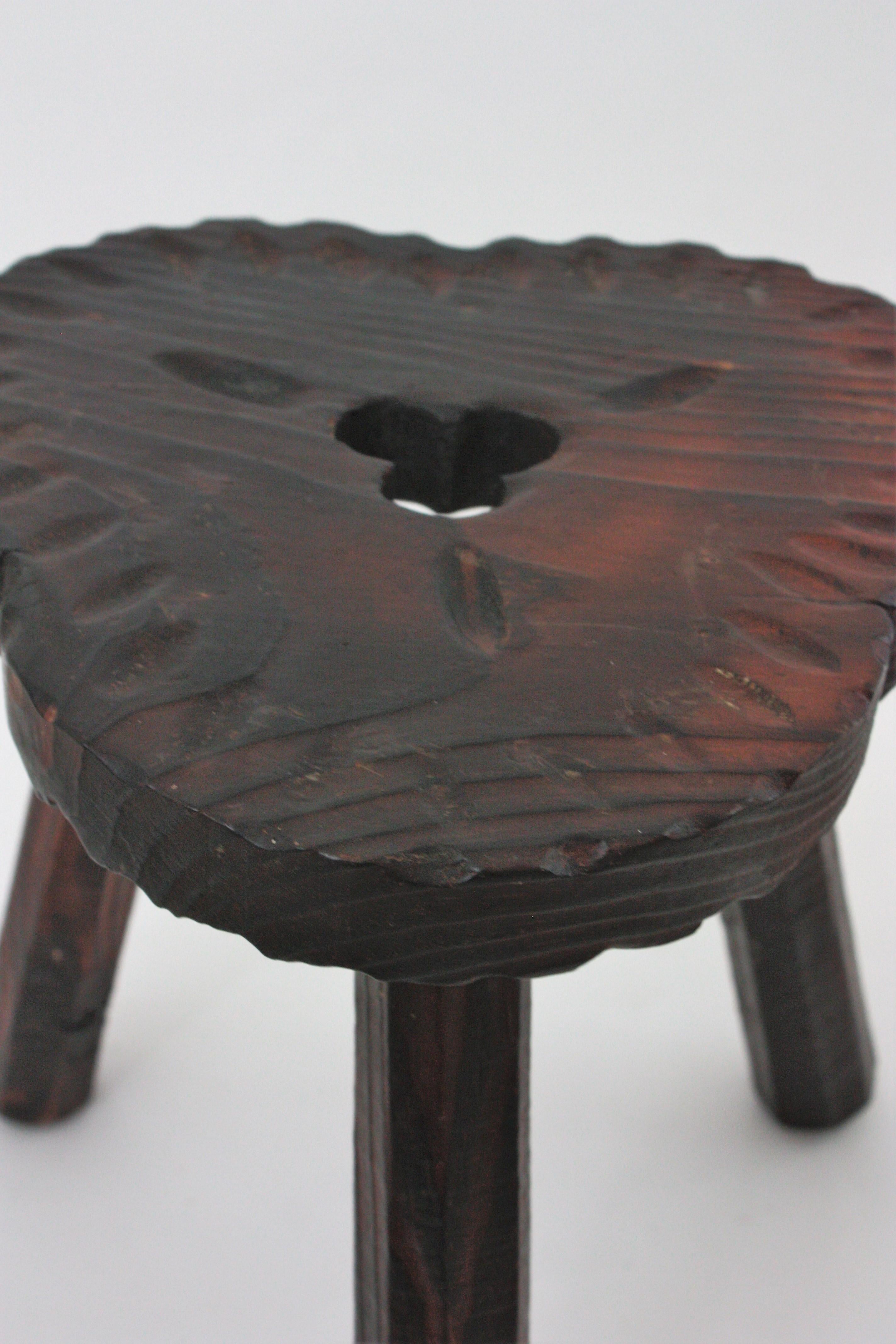 Paire de tabourets / tables d'appoint tripodes en bois sculpté de style colonial espagnol, années 1950 Bon état - En vente à Barcelona, ES