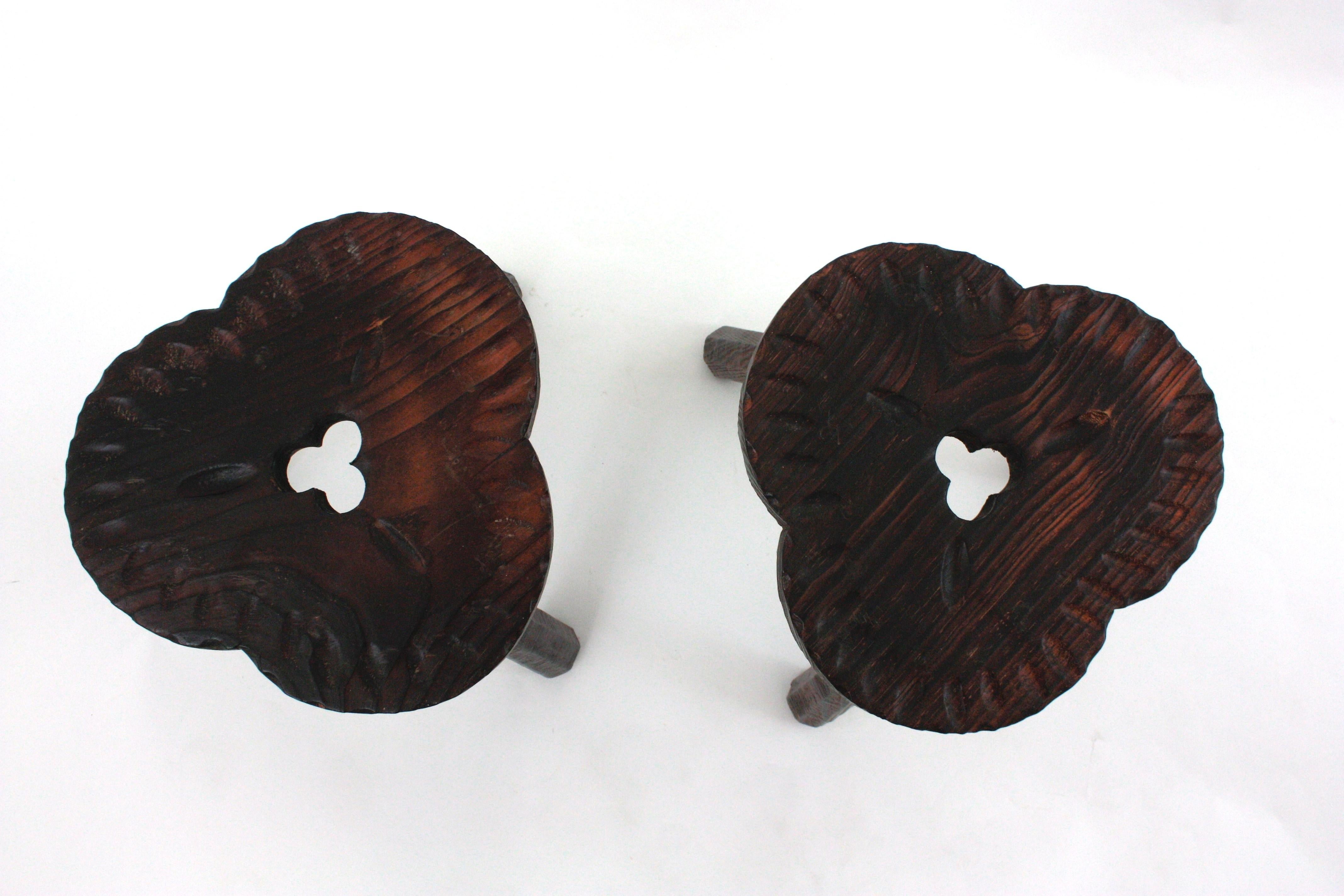 20ième siècle Paire de tabourets / tables d'appoint tripodes en bois sculpté de style colonial espagnol, années 1950 en vente