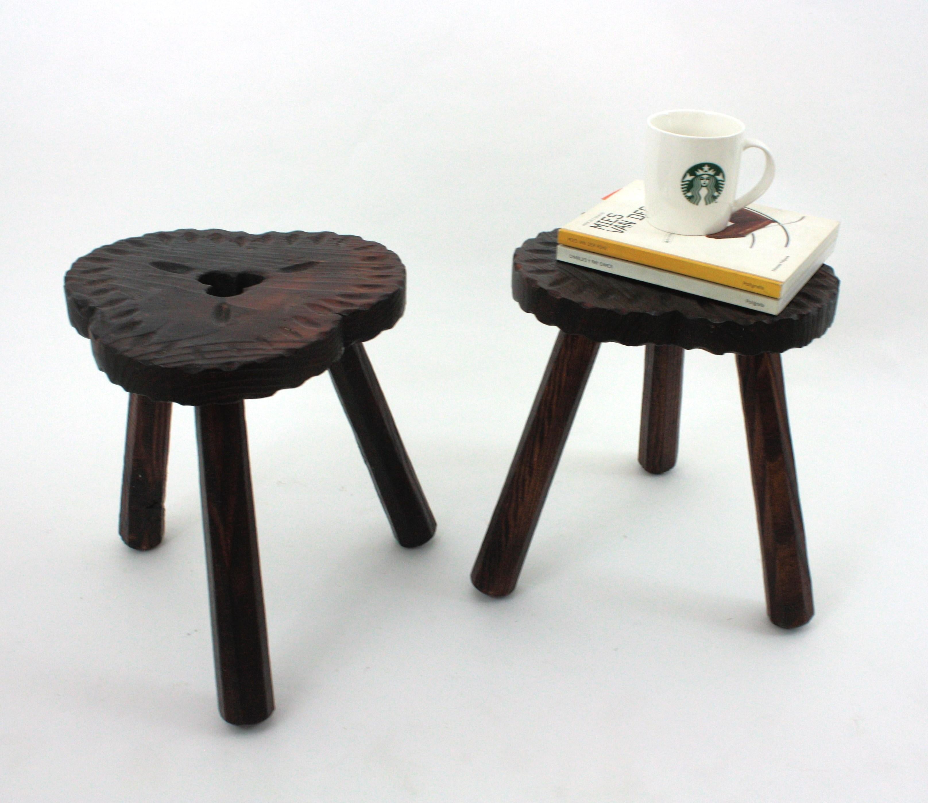 Cuir Paire de tabourets / tables d'appoint tripodes en bois sculpté de style colonial espagnol, années 1950 en vente