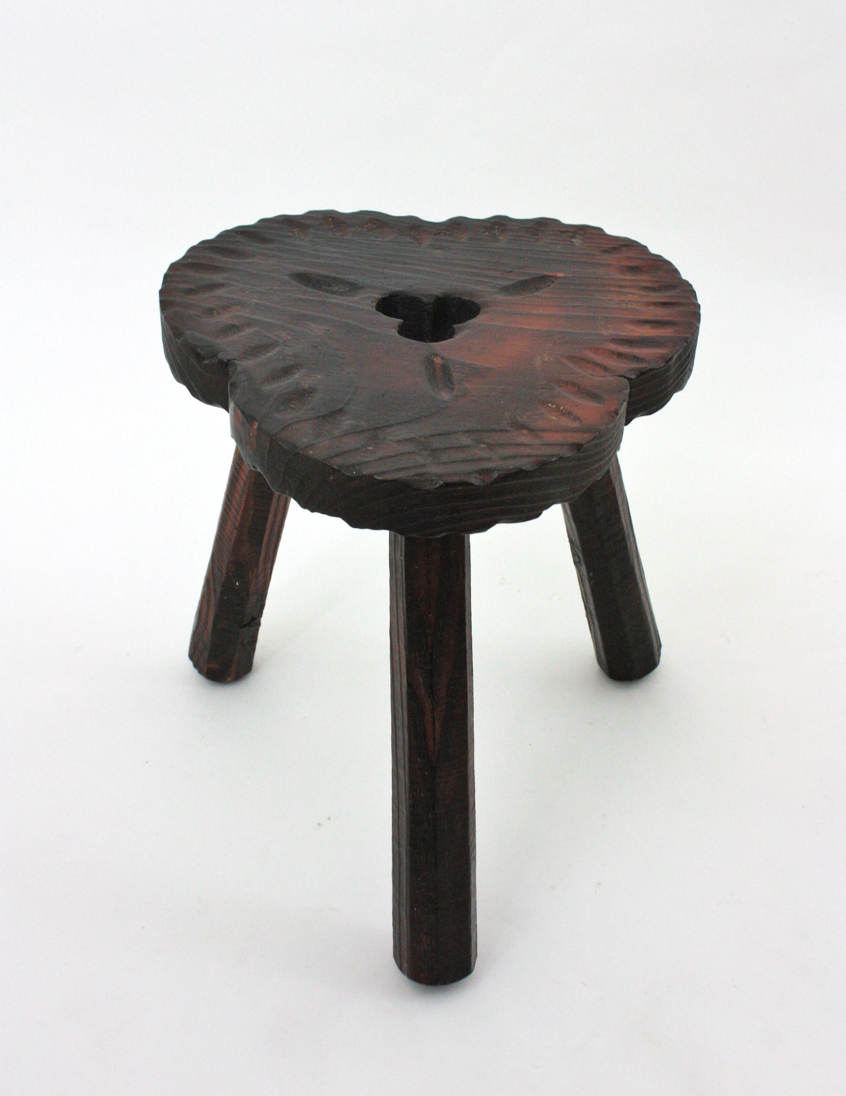 Paire de tabourets / tables d'appoint tripodes en bois sculpté de style colonial espagnol, années 1950 en vente 1