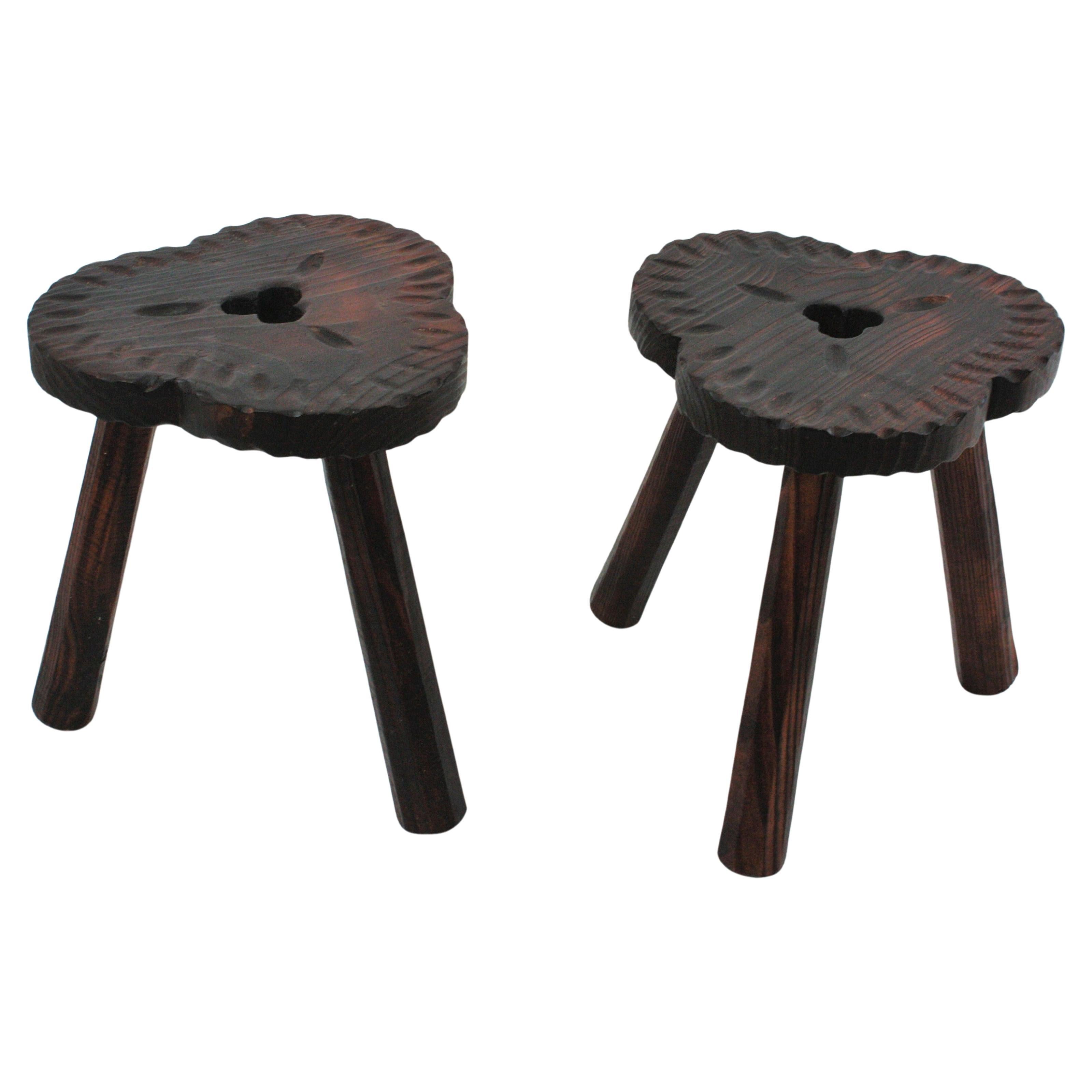 Paire de tabourets / tables d'appoint tripodes en bois sculpté de style colonial espagnol, années 1950