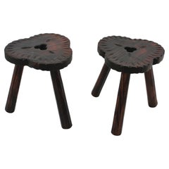Pareja de Taburetes Trípodes Coloniales Españoles / Mesas Auxiliares de Madera Tallada, Años 50