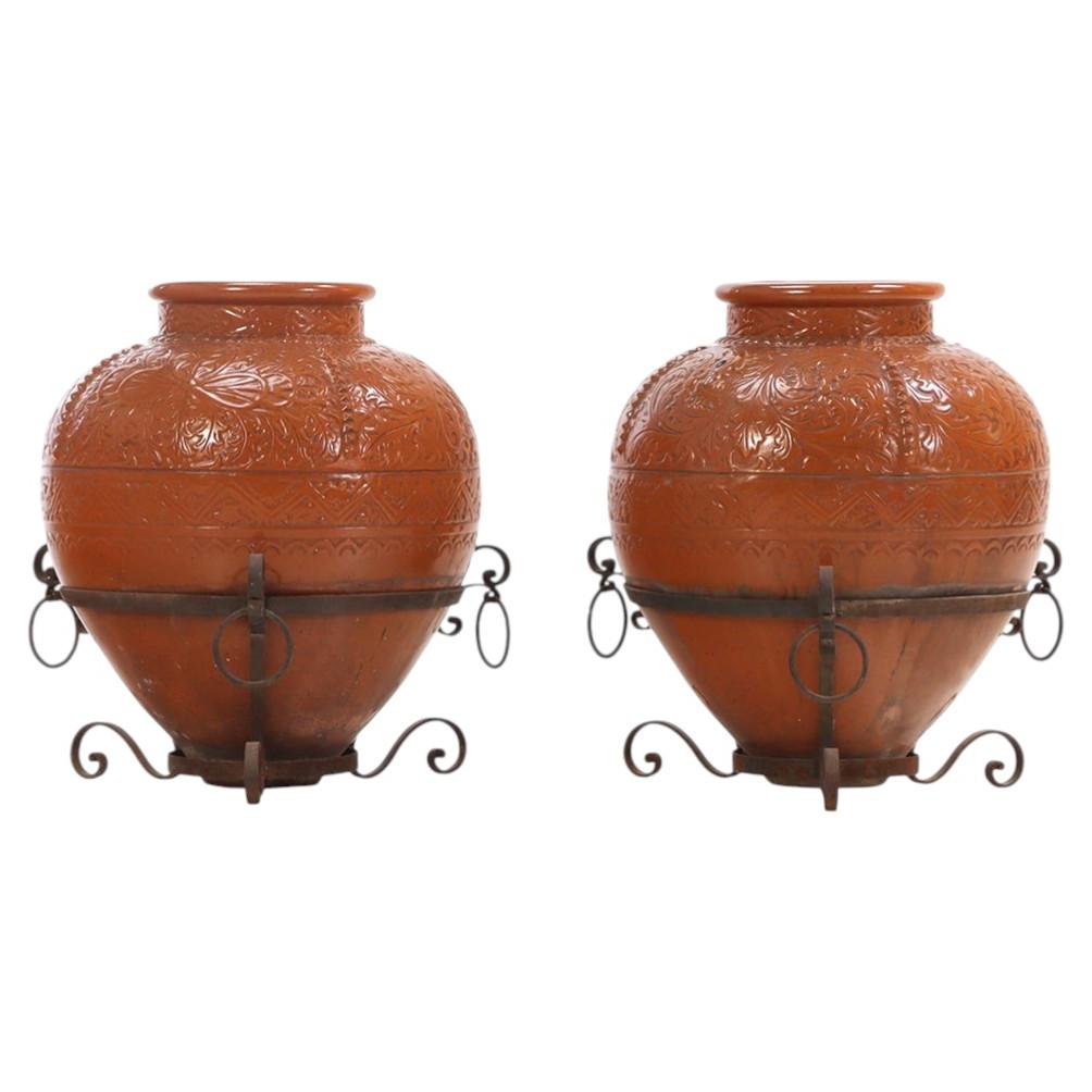 Paire de pots espagnols en faïence sur des bases en fer forgé, C.C. 1940