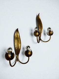 Ein Paar spanische Wandleuchten mit Blattmotiven, Arm in Blattform und Lampenschirm in Knospenform, vergoldetes Eisen, 1960er Jahre