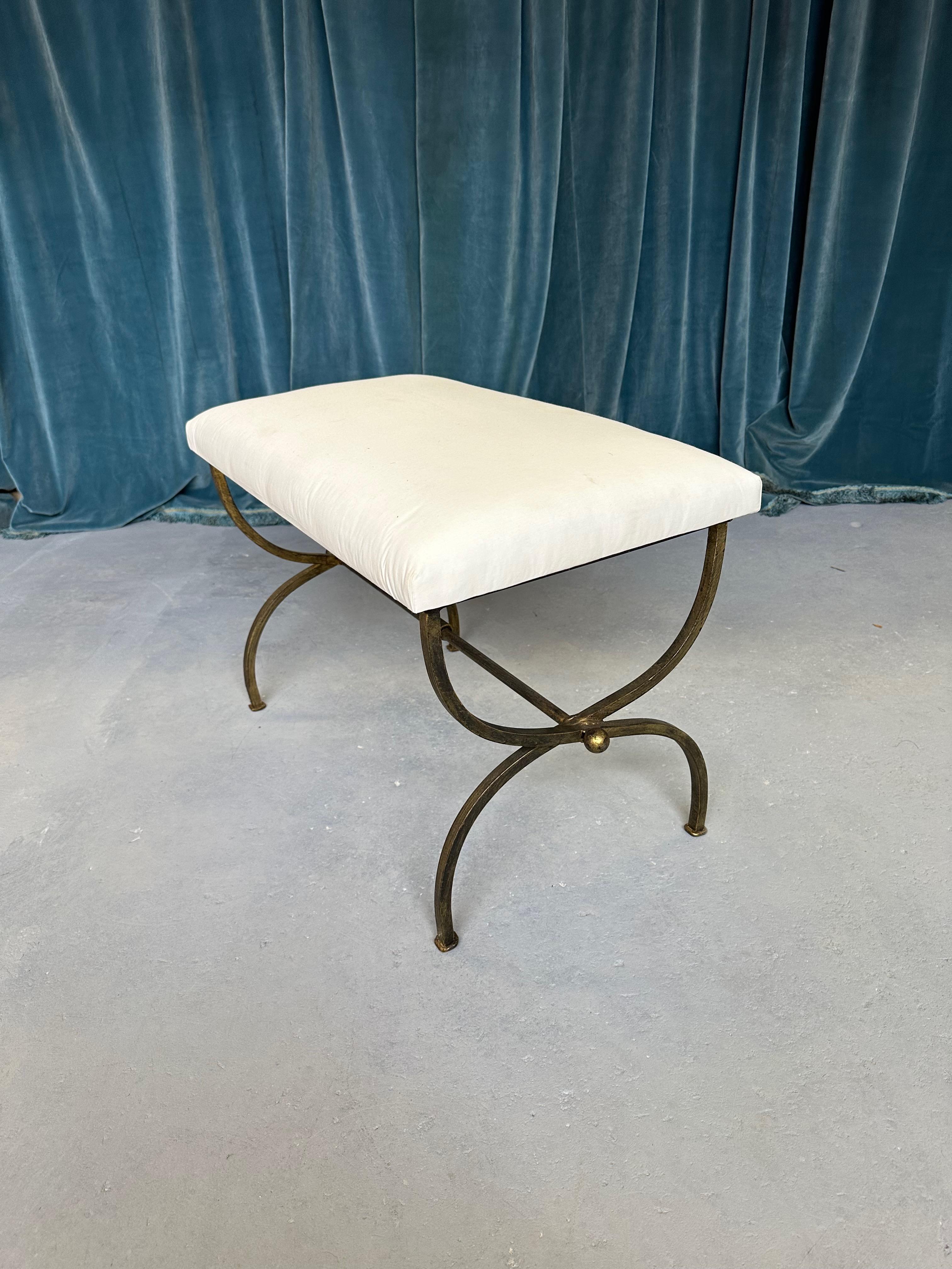 Paire de bancs espagnols en fer doré et mousseline en vente 2
