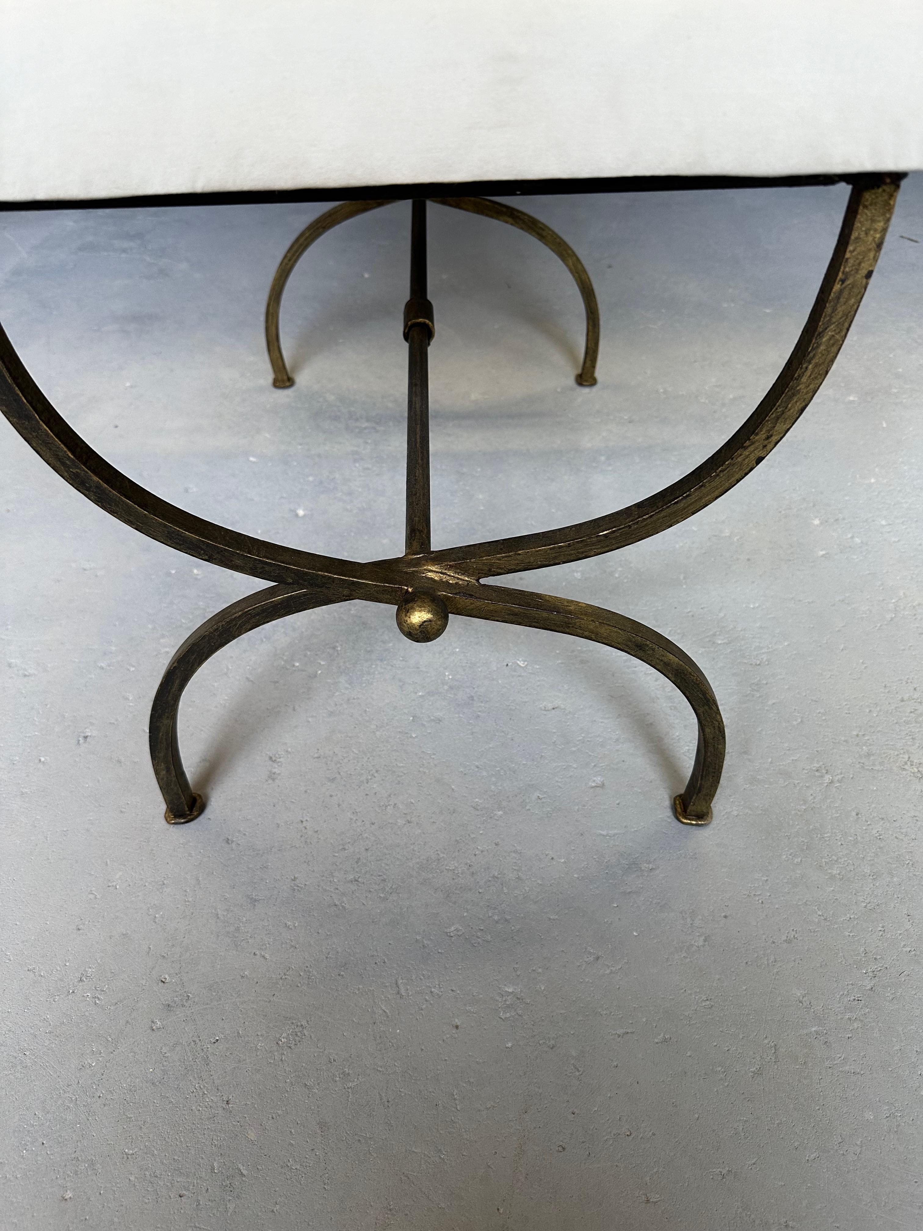 Paire de bancs espagnols en fer doré et mousseline en vente 5