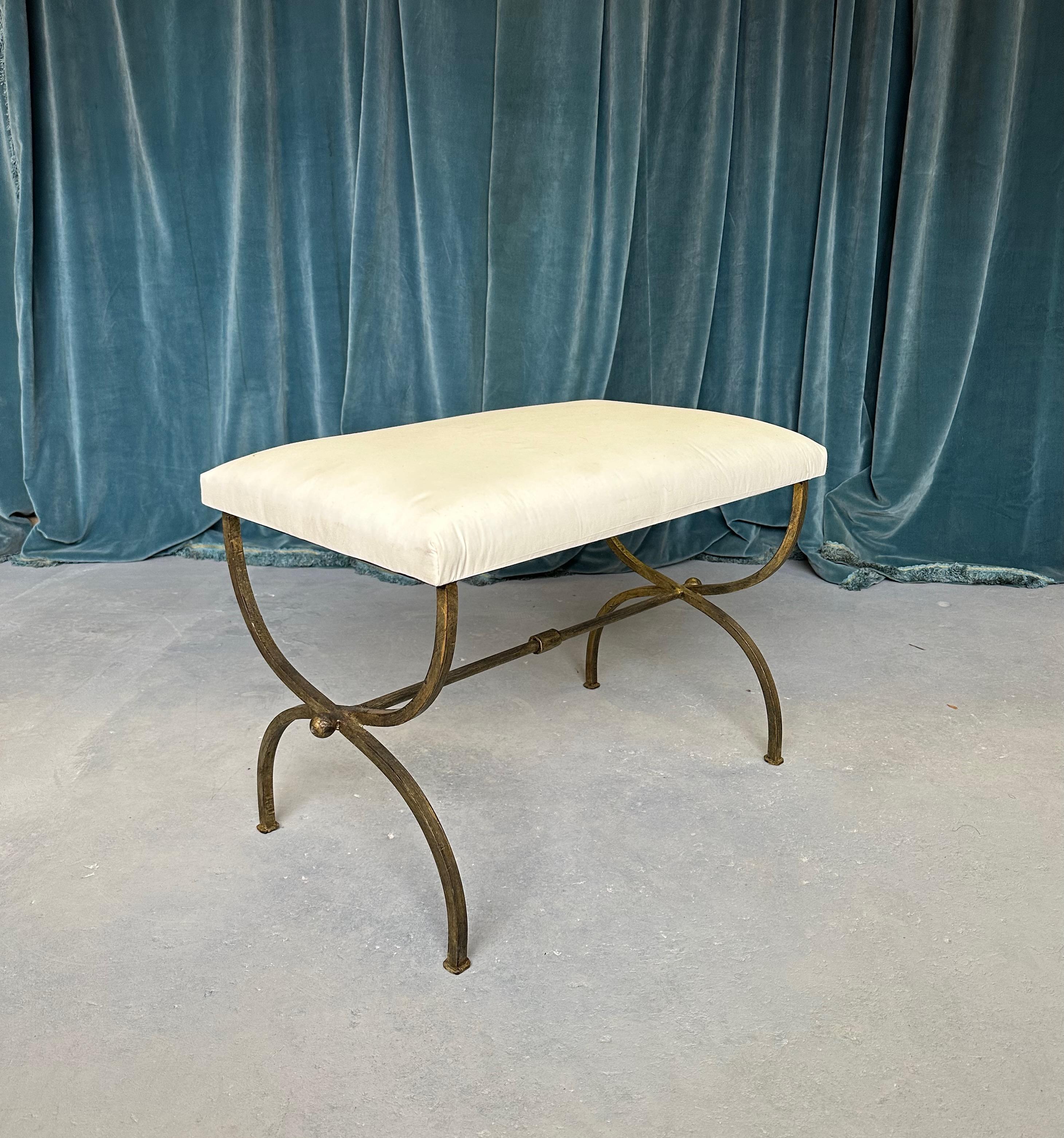 Mid-Century Modern Paire de bancs espagnols en fer doré et mousseline en vente