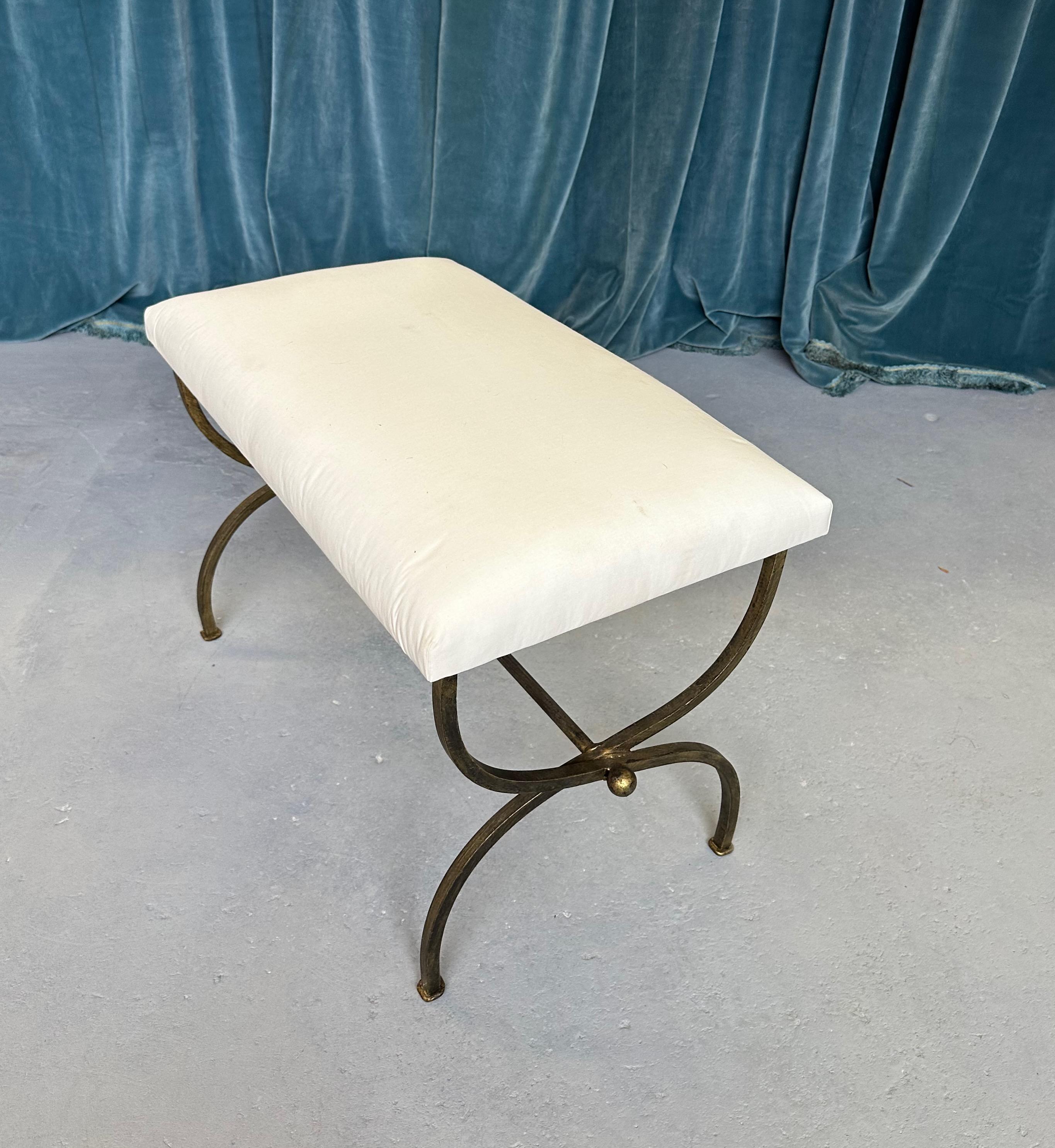 Fer Paire de bancs espagnols en fer doré et mousseline en vente