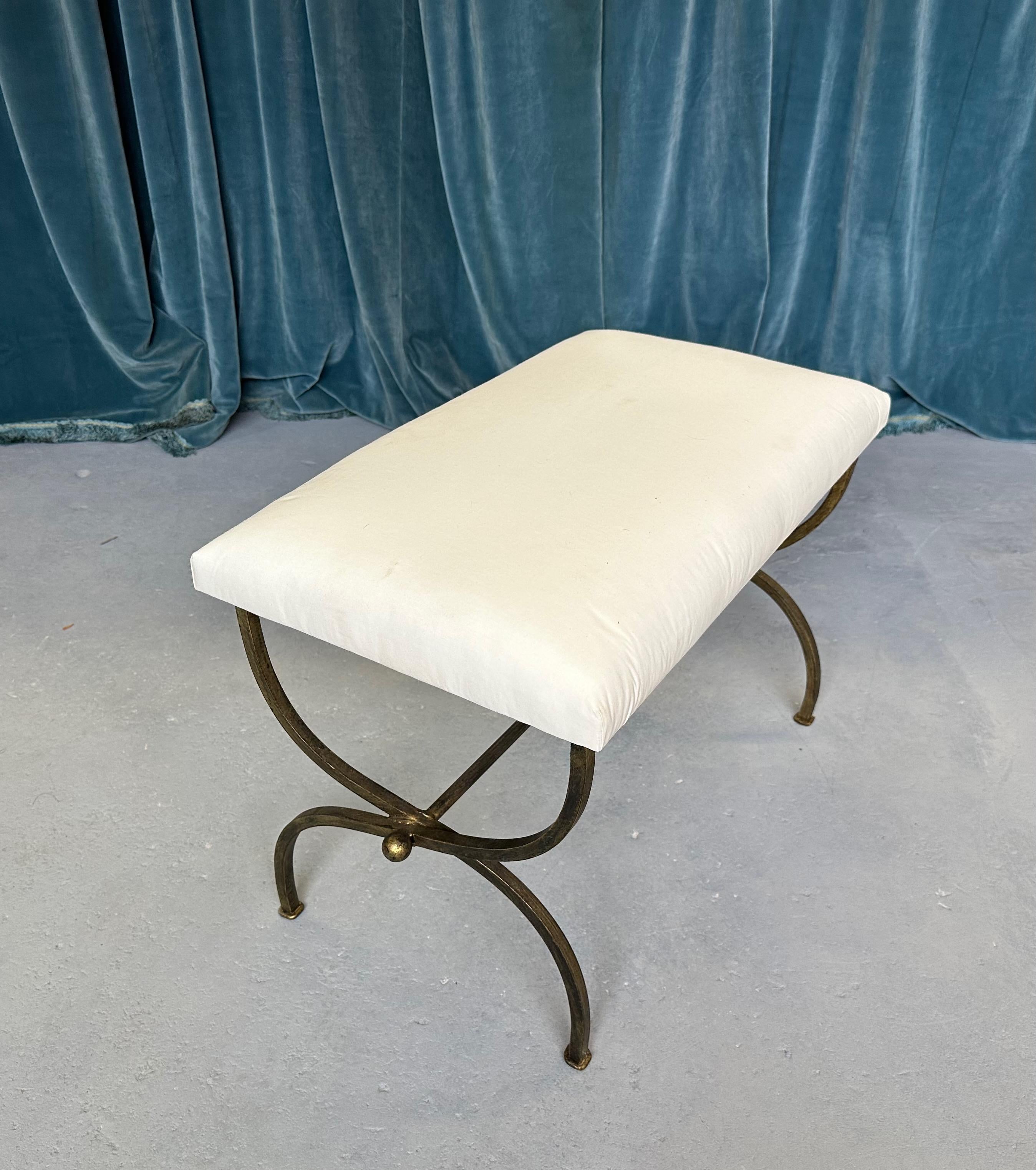 Paire de bancs espagnols en fer doré et mousseline en vente 1