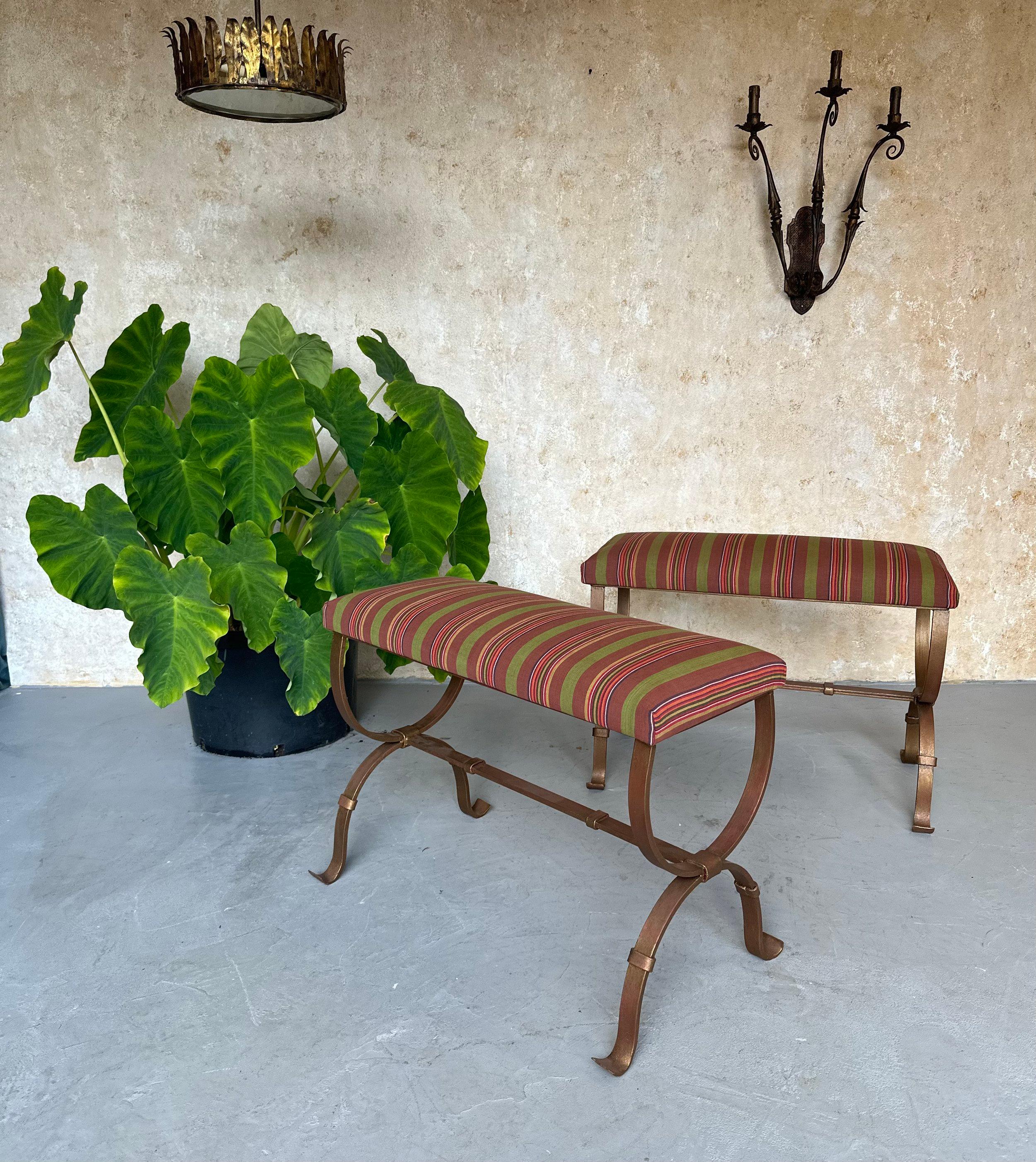 Mid-Century moderno Coppia di panche spagnole in ferro dorato e tessuto a righe in vendita