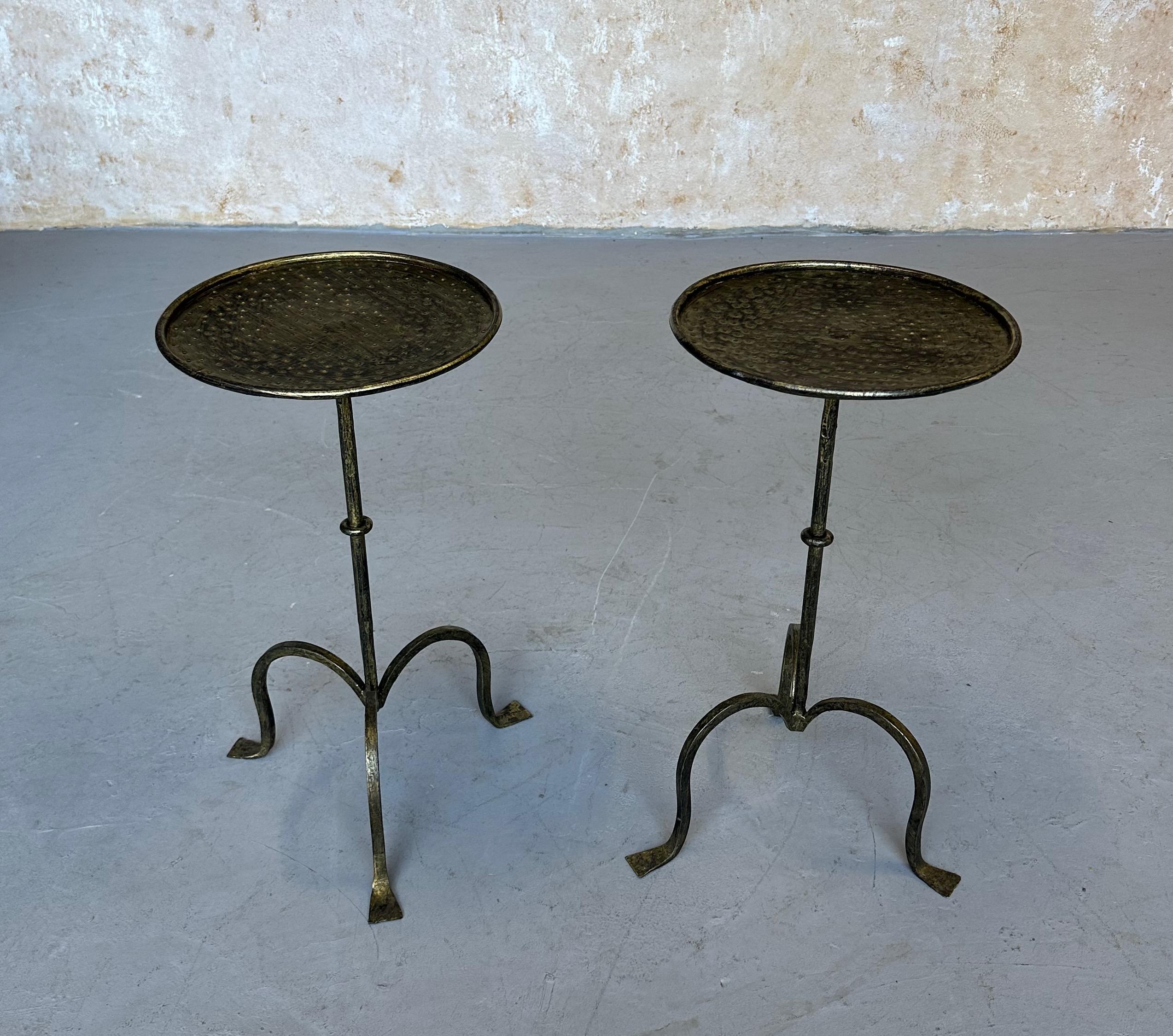 Pareja de Mesas de Bebidas Españolas de Hierro Dorado con Tapas Martilladas en venta 9
