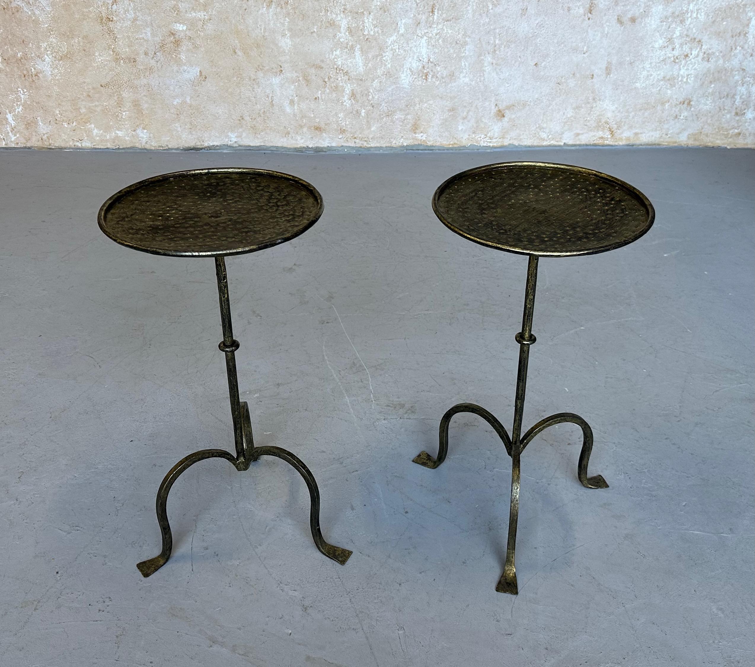 Pareja de Mesas de Bebidas Españolas de Hierro Dorado con Tapas Martilladas en venta 11