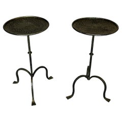 Coppia di tavolini in ferro dorato spagnolo con basi a treppiede e piani martellati