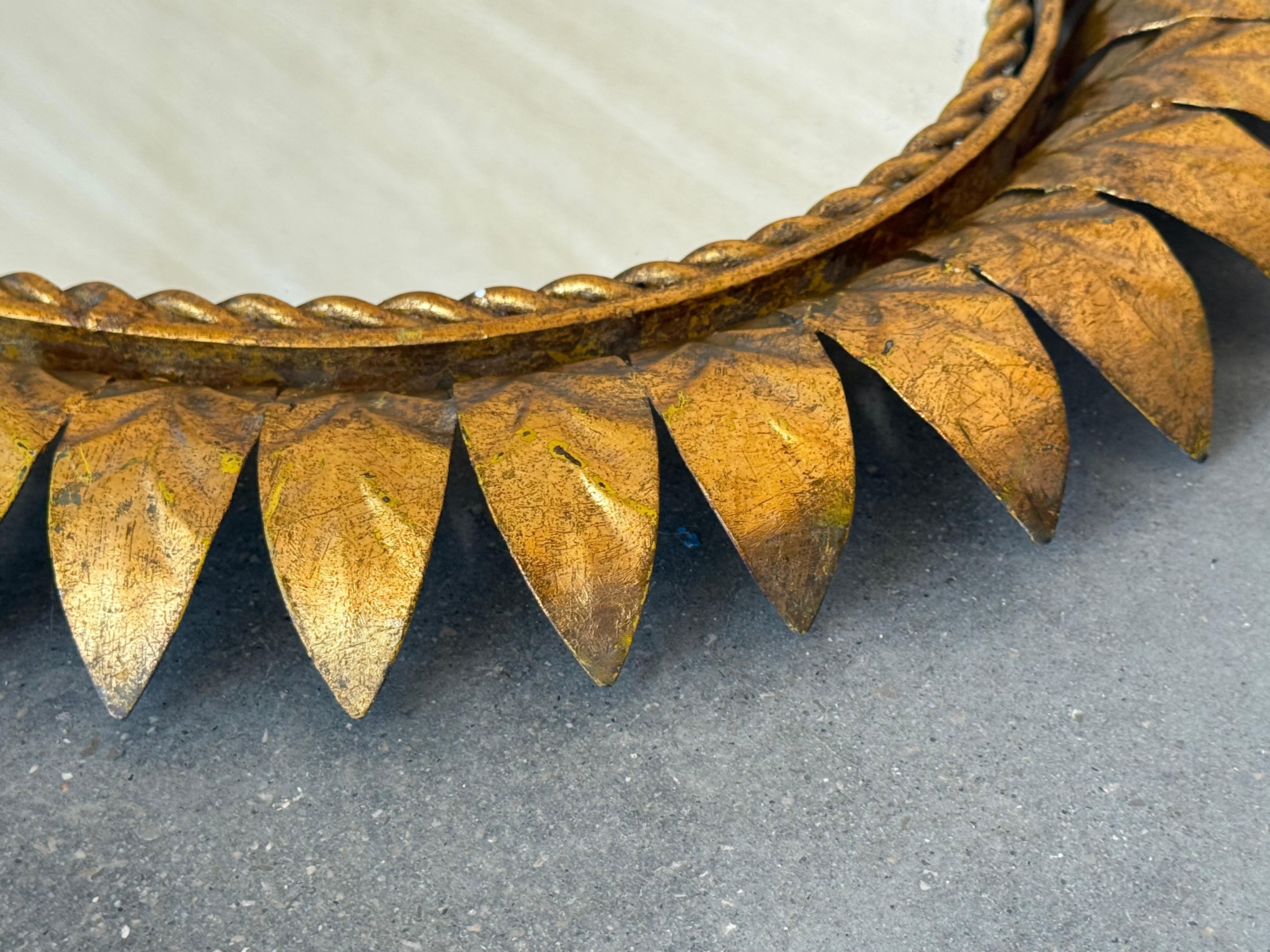 Paar spanische vergoldete Metall Oval Sunburst-Spiegel (Spanisch) im Angebot