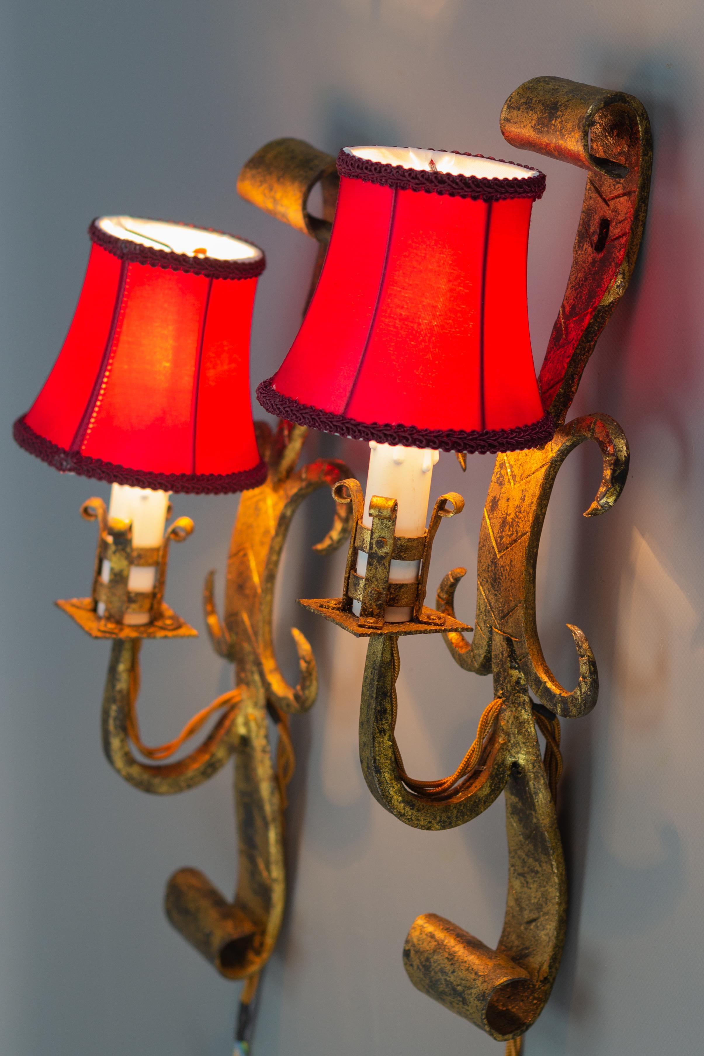 Pair of Spanish Gilt Wrought Iron Sconces In Good Condition For Sale In Barntrup, DE