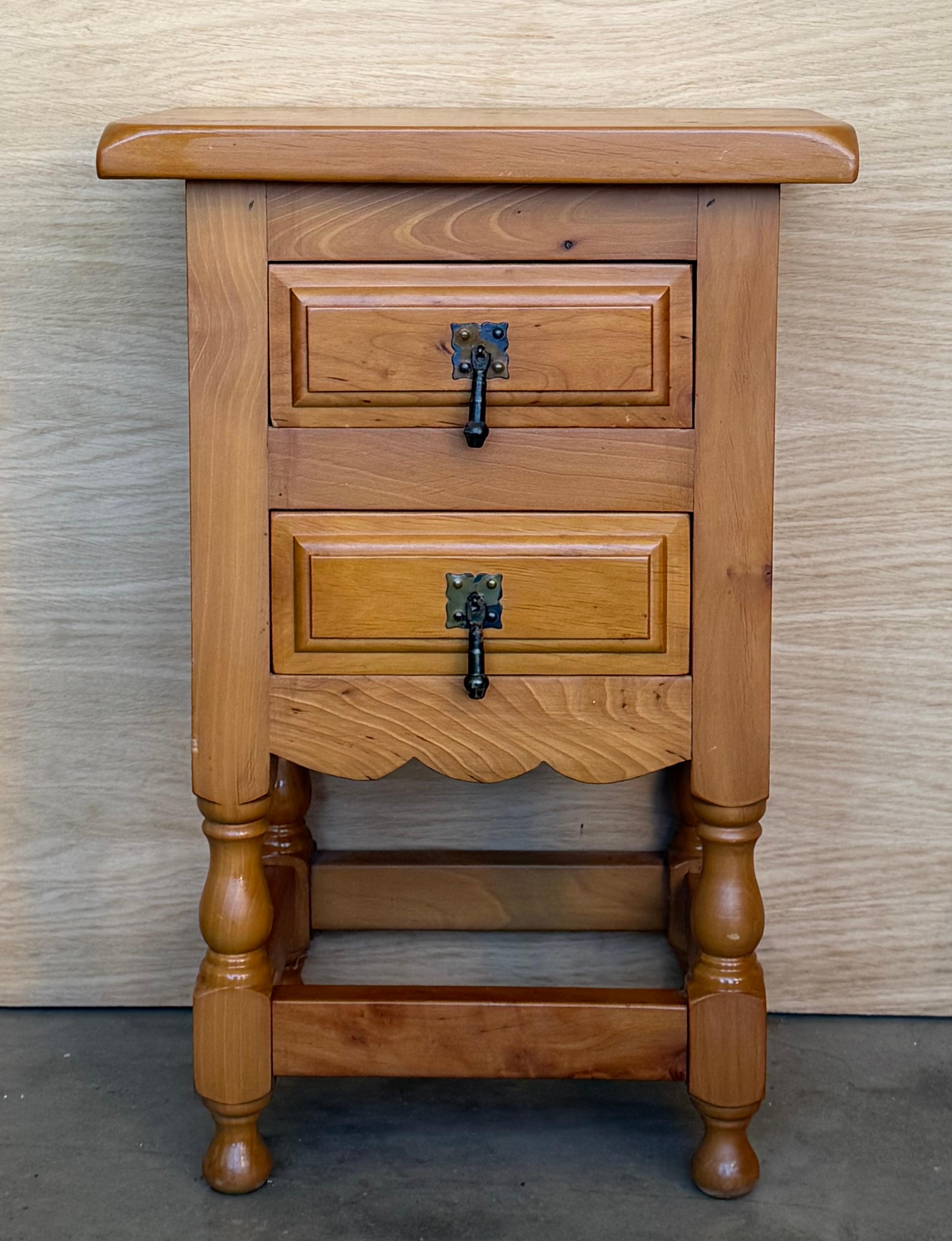 Paire de tables de nuit espagnoles brutalistes du 20e siècle avec tiroirs sculptés et quincaillerie en fer  De belles tables que l'on peut utiliser comme tables de chevet, tables d'appoint... ou lampe de table.