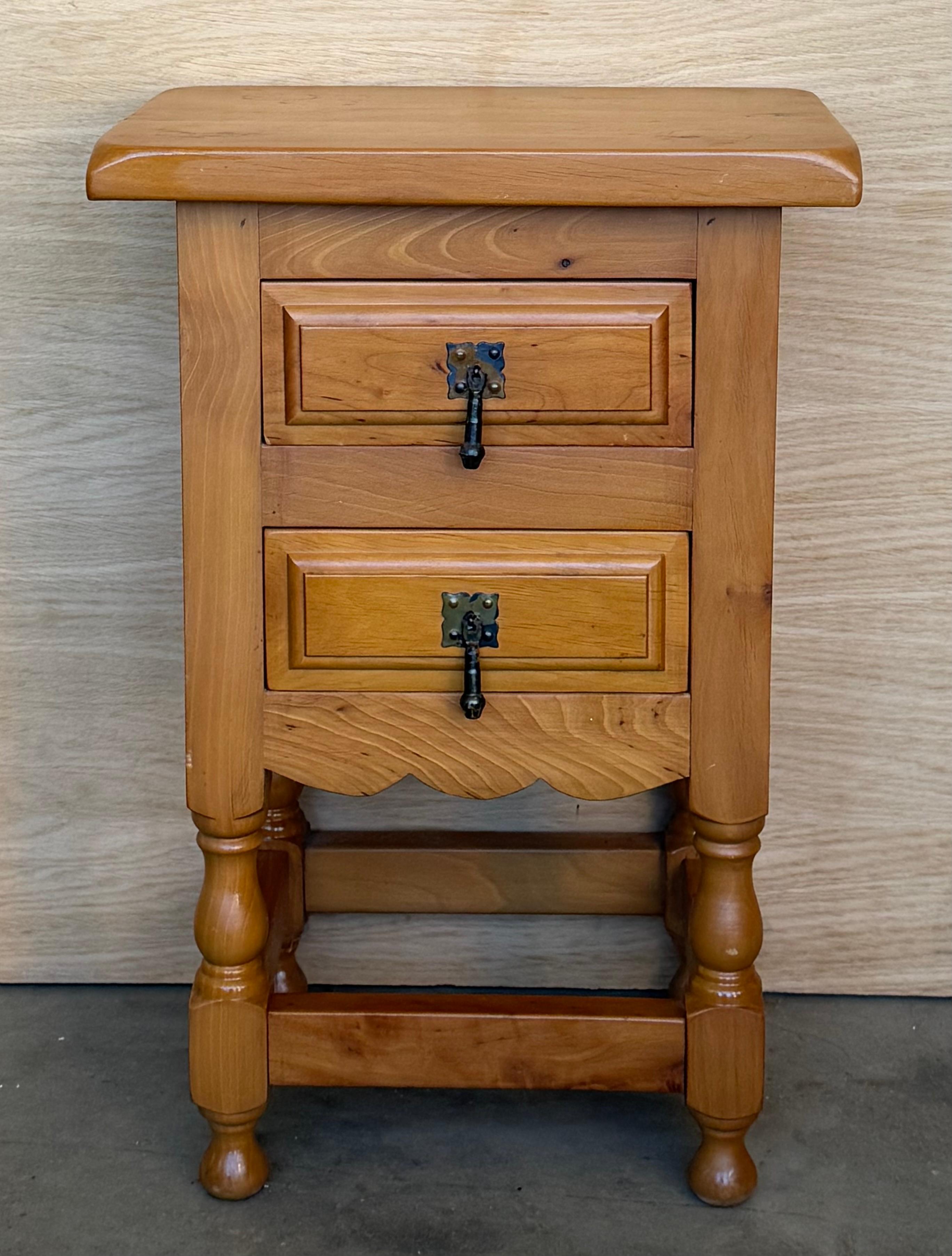 Colonial espagnol Paire de tables de nuit étroites de style espagnol Honey avec deux tiroirs en vente