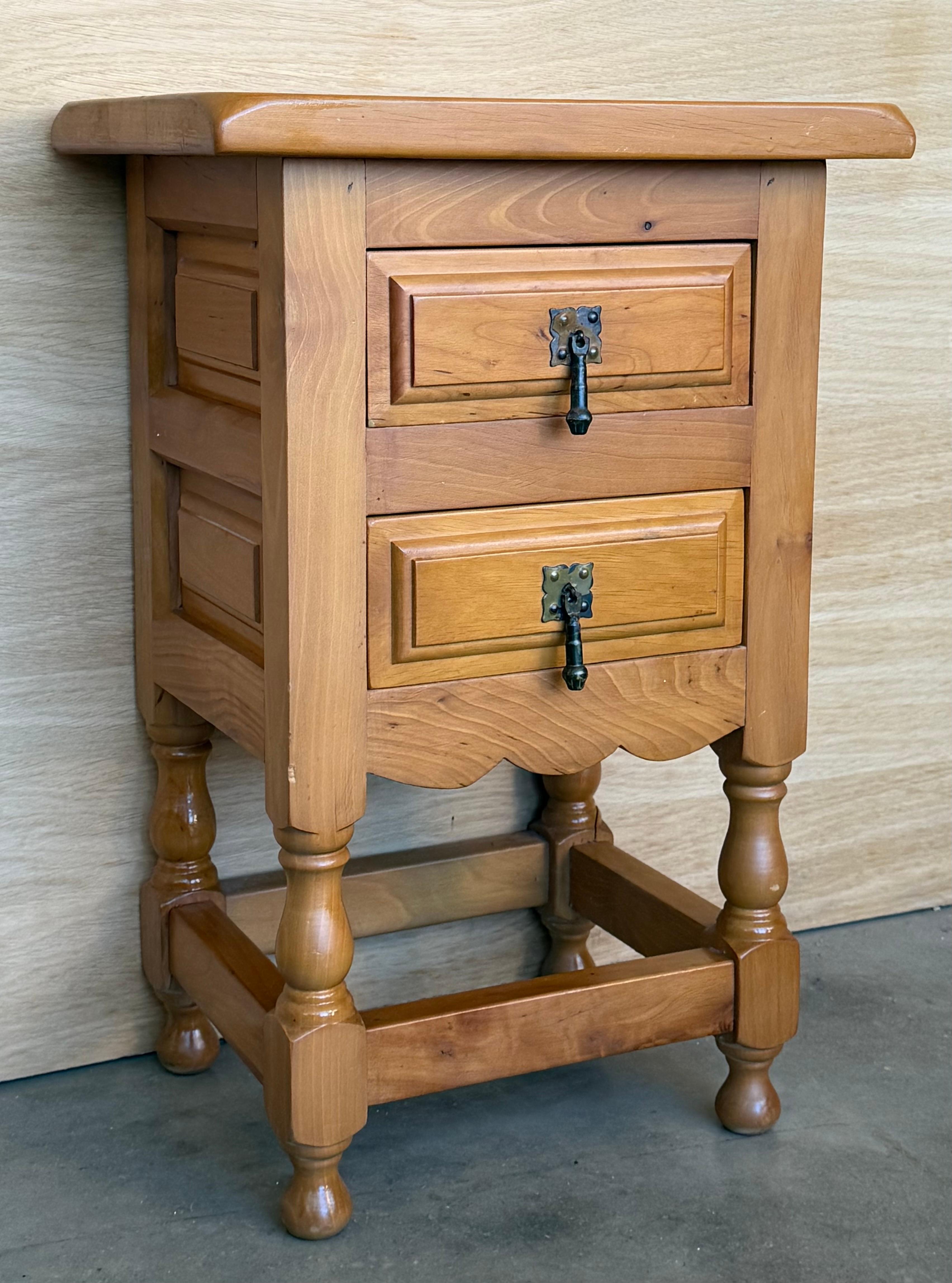 Espagnol Paire de tables de nuit étroites de style espagnol Honey avec deux tiroirs en vente