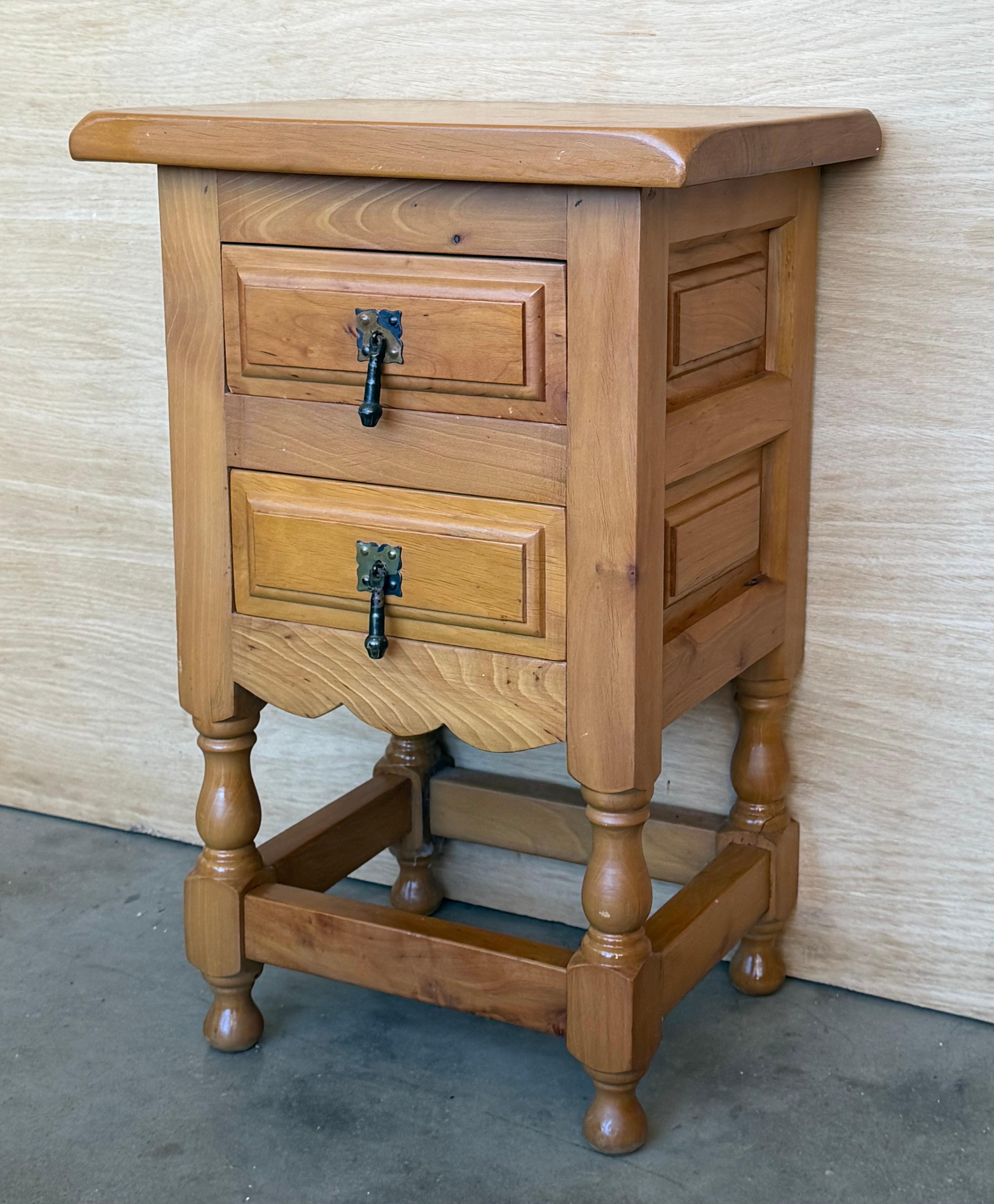 Paire de tables de nuit étroites de style espagnol Honey avec deux tiroirs Bon état - En vente à Miami, FL