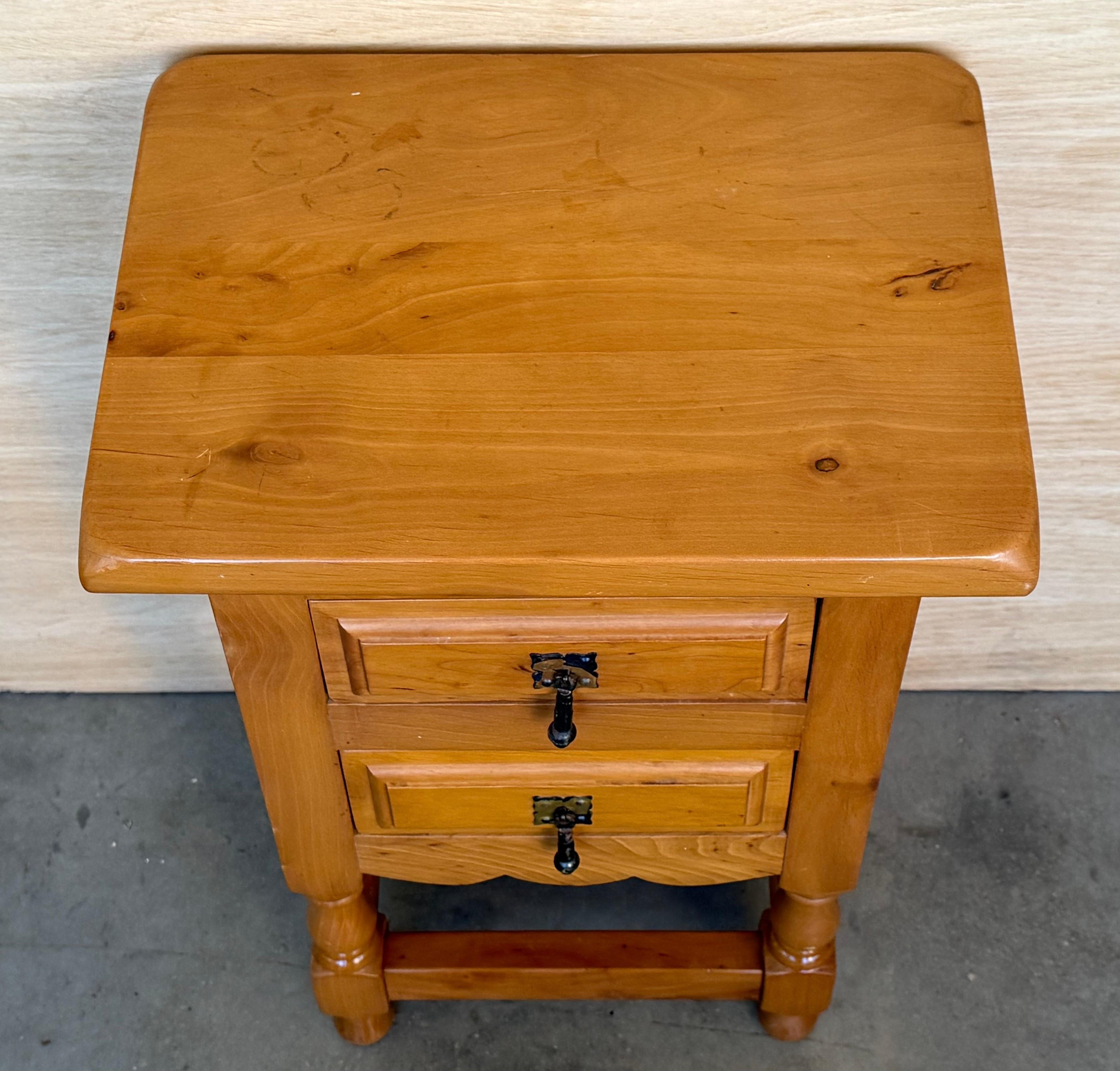 20ième siècle Paire de tables de nuit étroites de style espagnol Honey avec deux tiroirs en vente