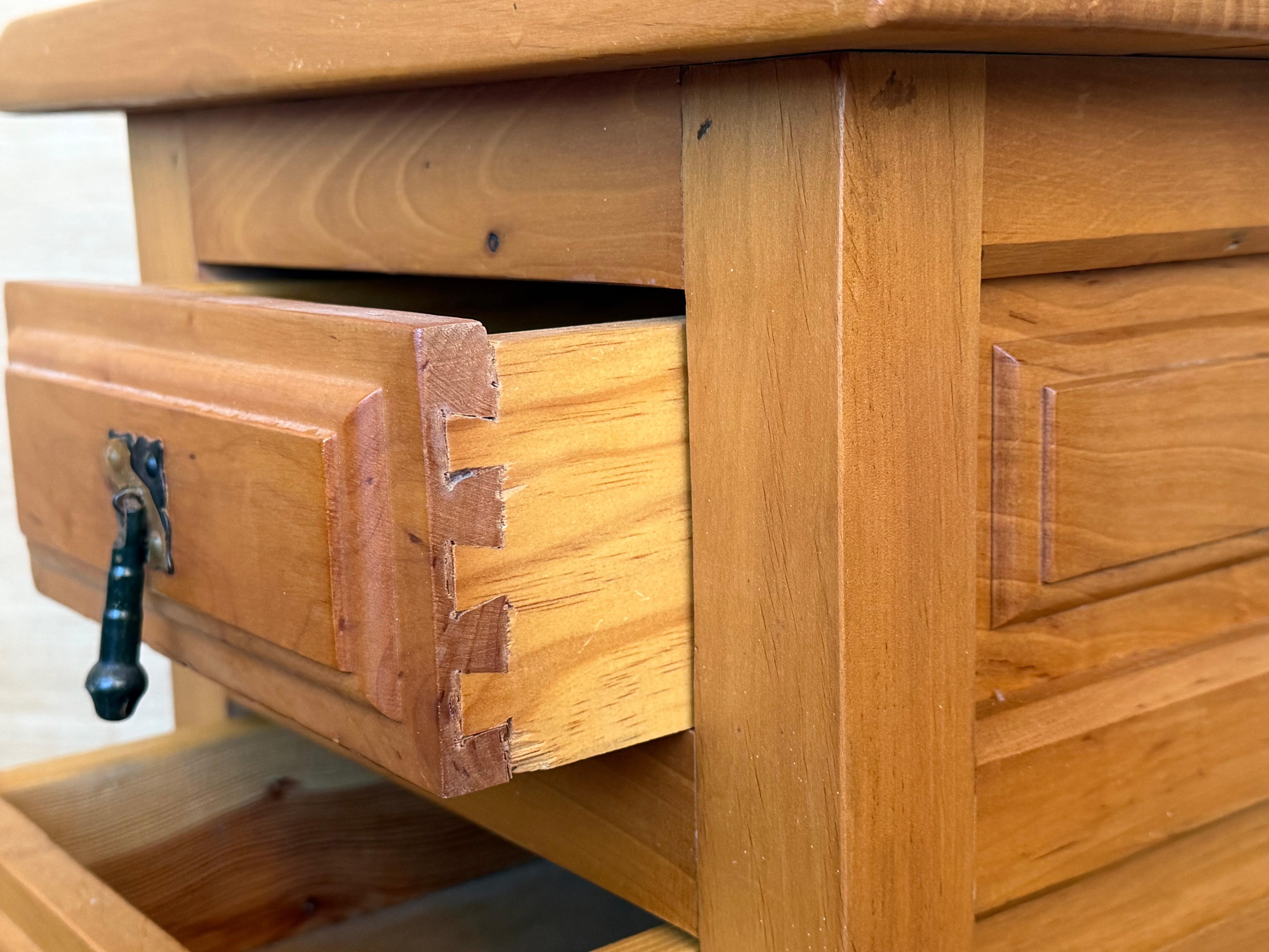 Paire de tables de nuit étroites de style espagnol Honey avec deux tiroirs en vente 1