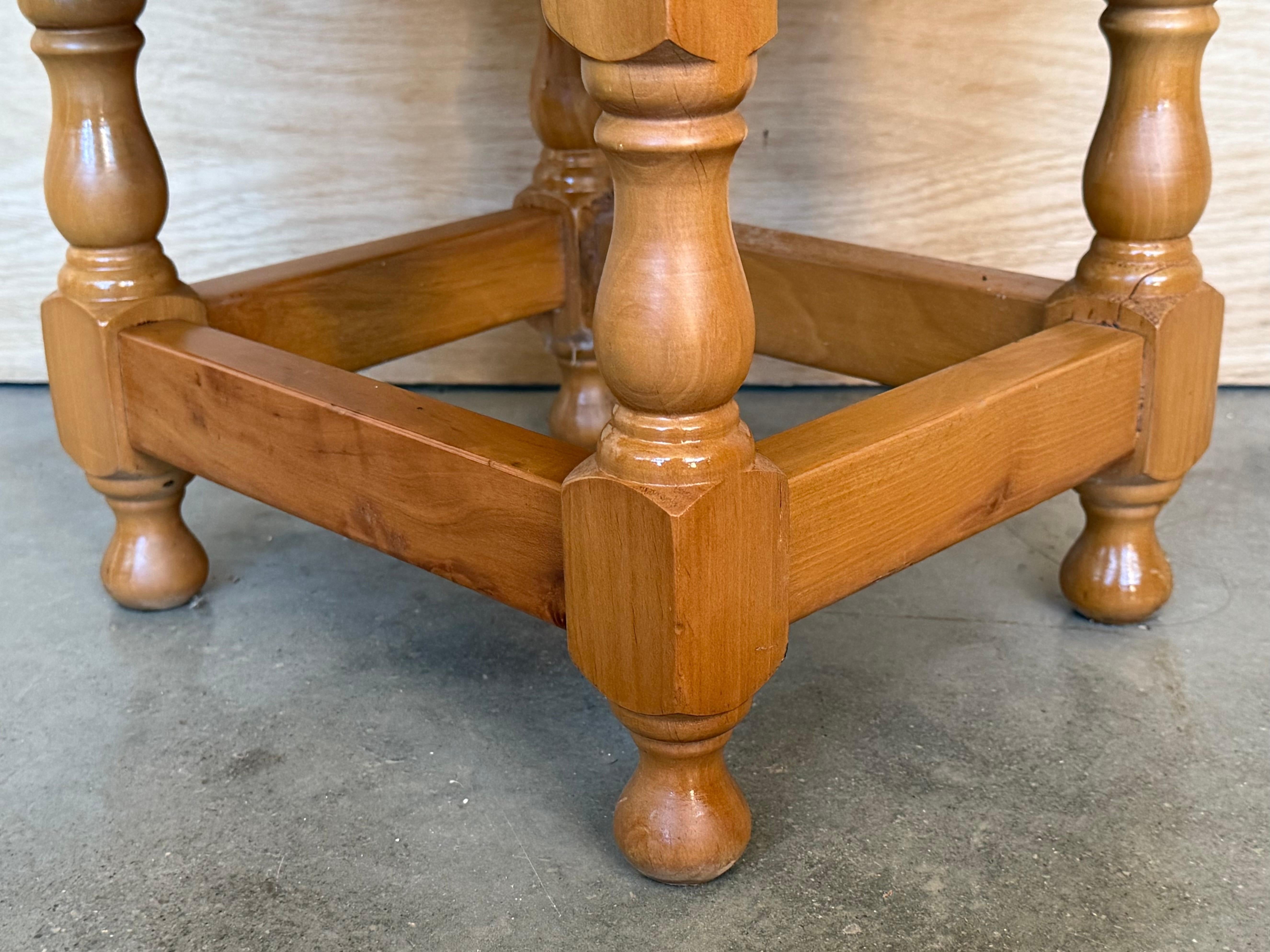 Paire de tables de nuit étroites de style espagnol Honey avec deux tiroirs en vente 2