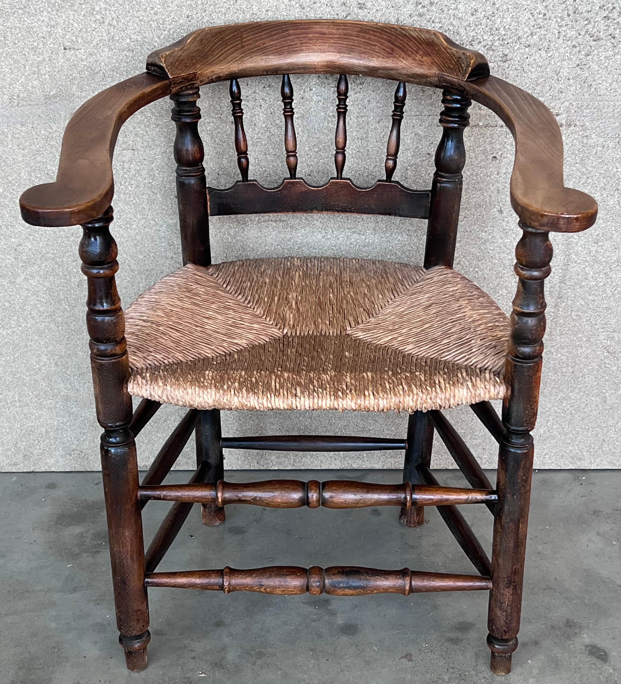 Paar spanische Sessel mit Hufeisenlehne und Rohrgeflecht
Vollständig restauriert.


