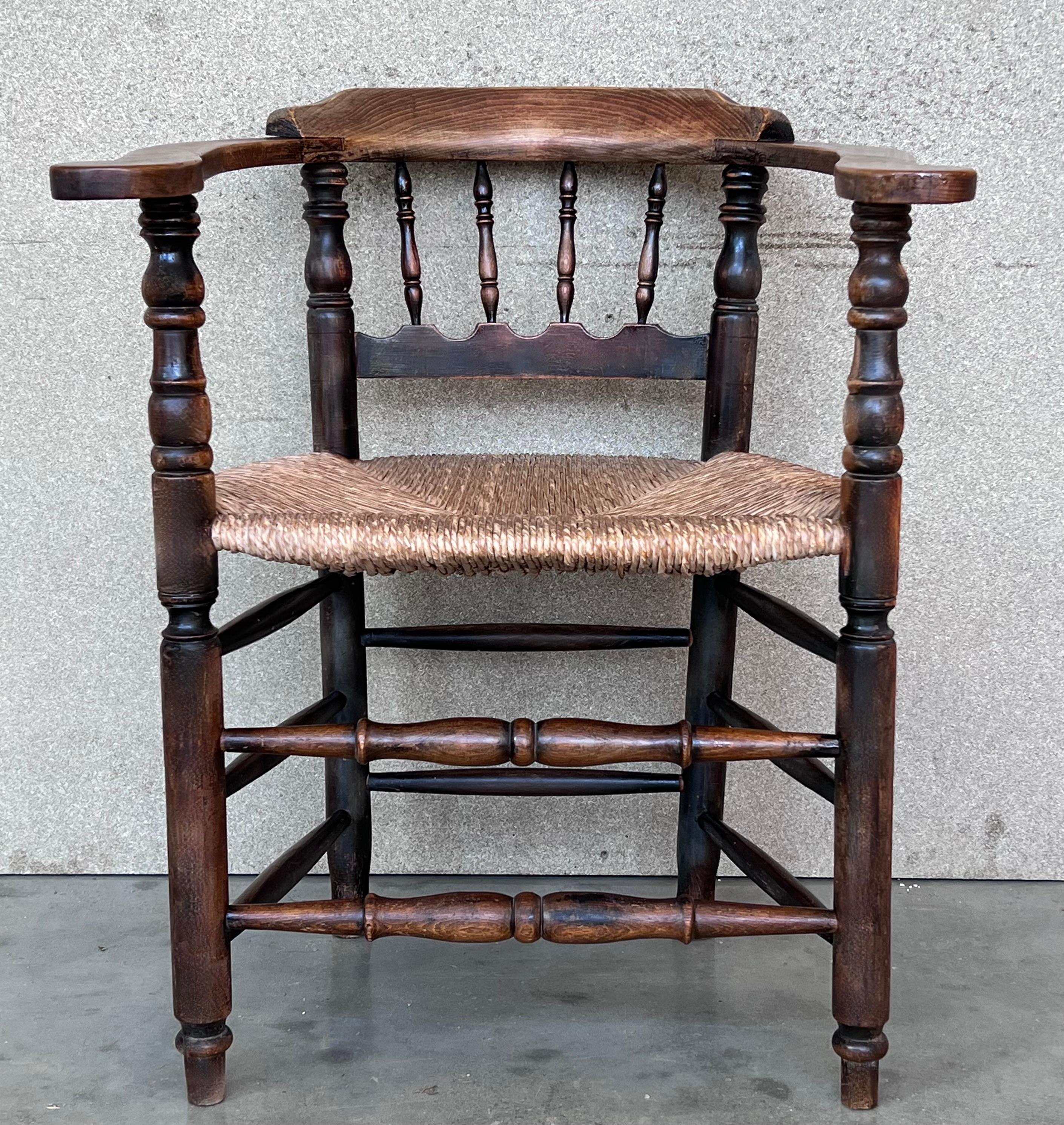 XIXe siècle Paire de fauteuils espagnols  dossier en fer  cheval et cannage en vente