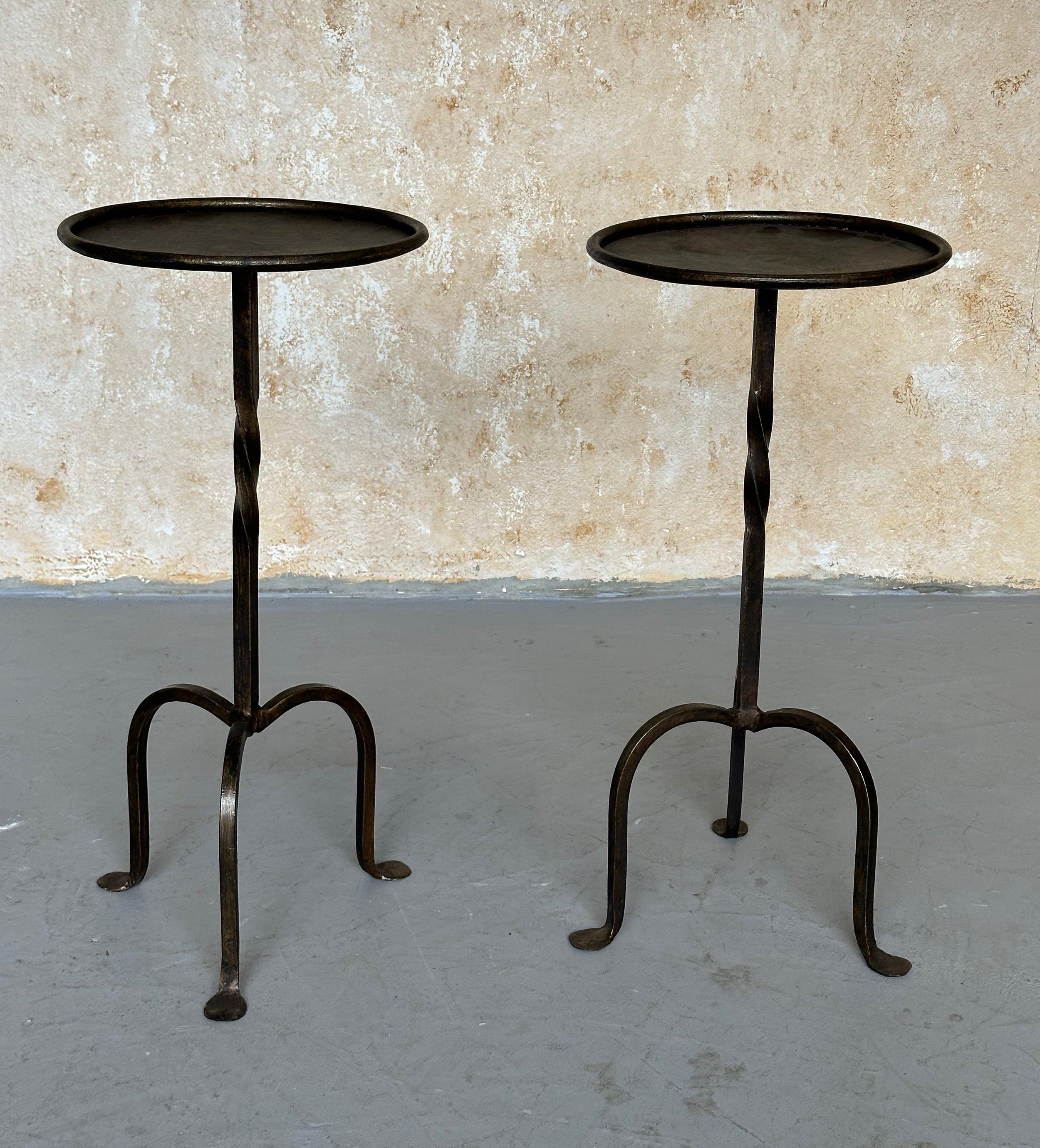 Cette paire de petites tables d'appoint espagnoles a été récemment fabriquée à la main par des artisans européens qualifiés utilisant des méthodes traditionnelles de travail du fer. Ils présentent des tiges centrales torsadées montées sur des bases