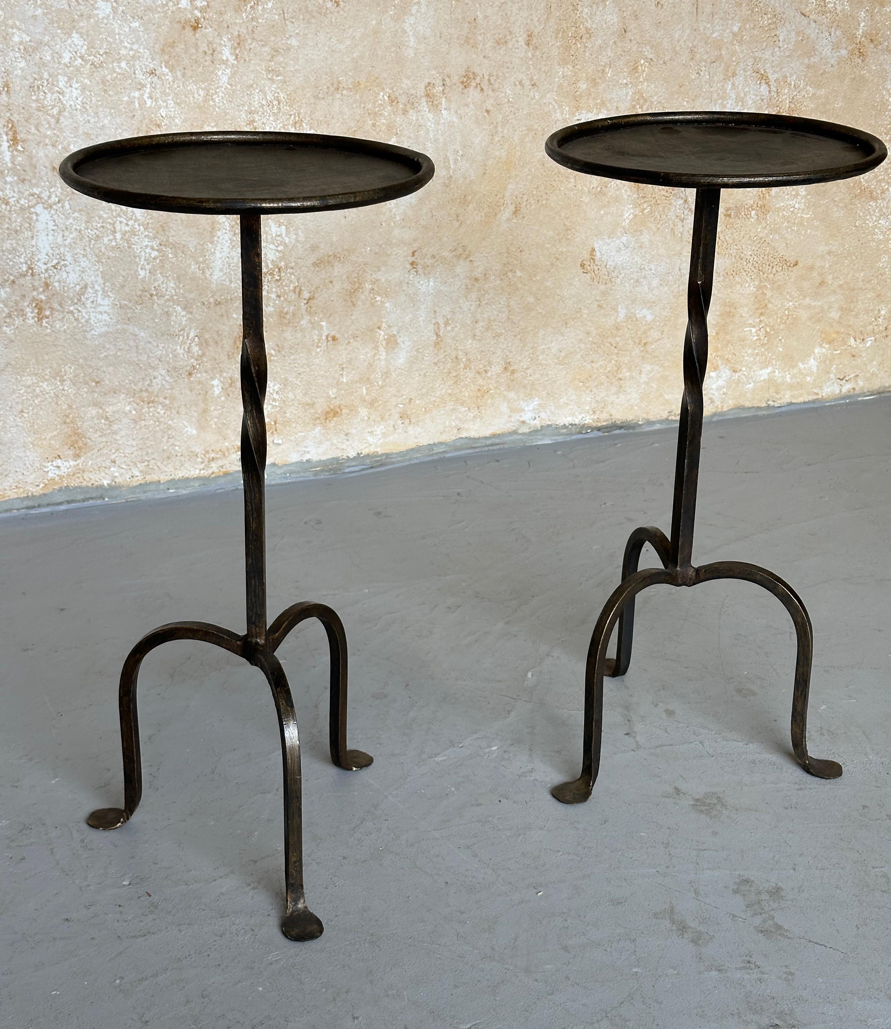 Paire de tables à boissons espagnoles en fer avec tiges torsadées sur bases tripodes en vente 4