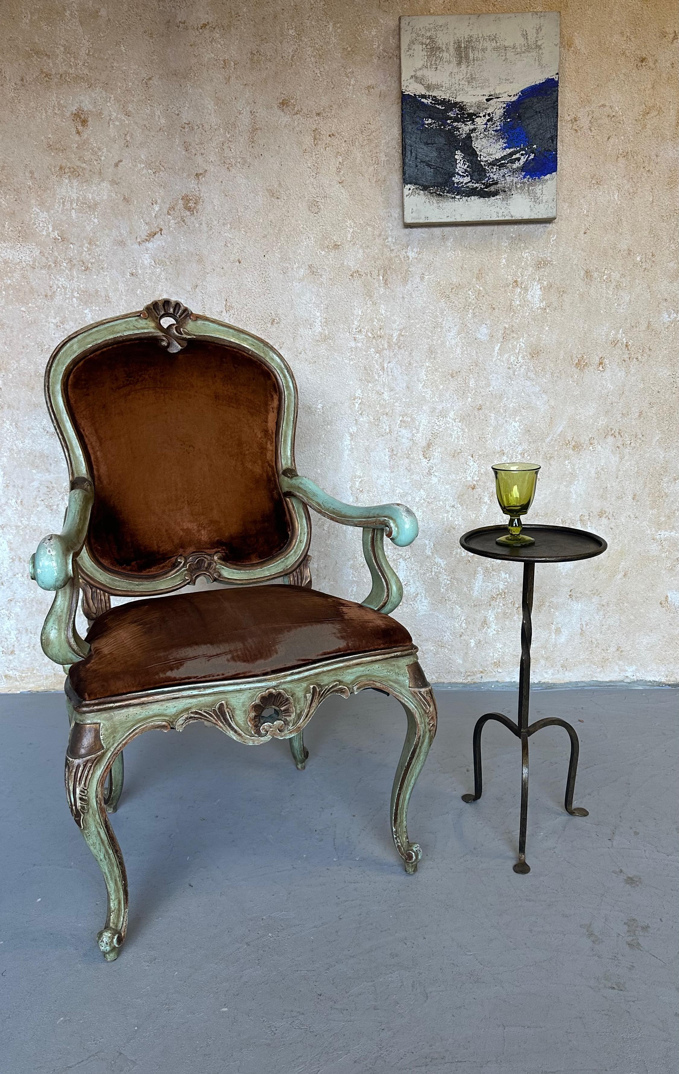 Mid-Century Modern Paire de tables à boissons espagnoles en fer avec tiges torsadées sur bases tripodes en vente